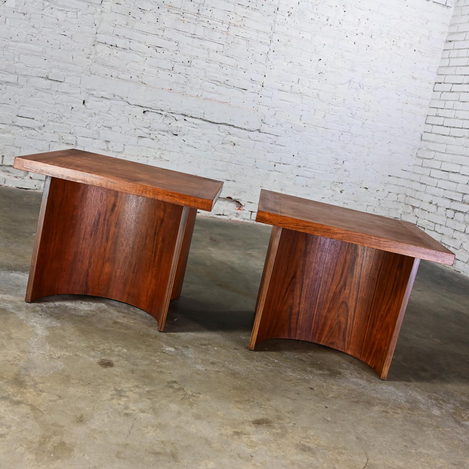 Américain Paire de tables d'appoint Modernity des années 1970 par Kroehler Plateaux carrés et bases en double U en bentwood en vente