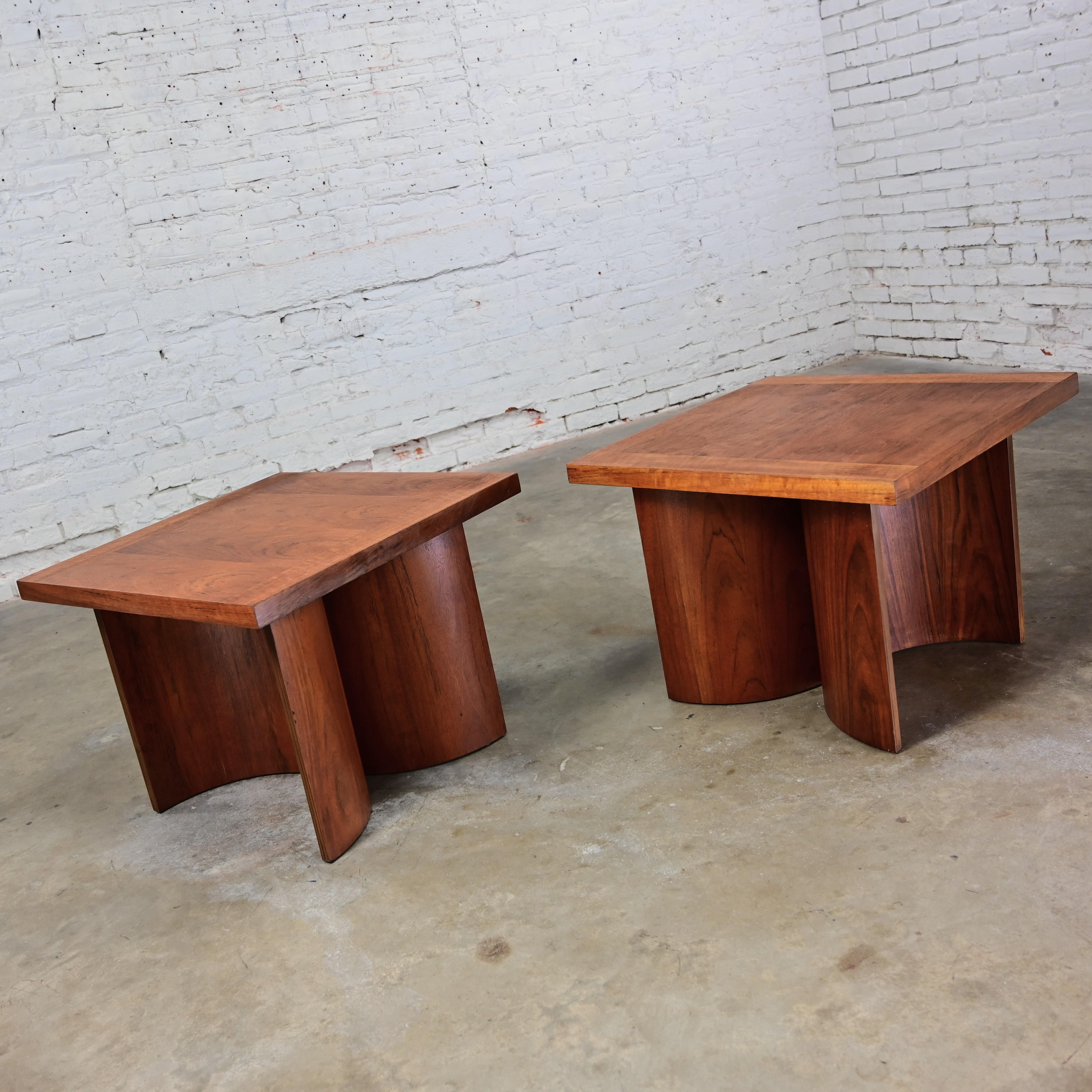 Paire de tables d'appoint Modernity des années 1970 par Kroehler Plateaux carrés et bases en double U en bentwood Bon état - En vente à Topeka, KS