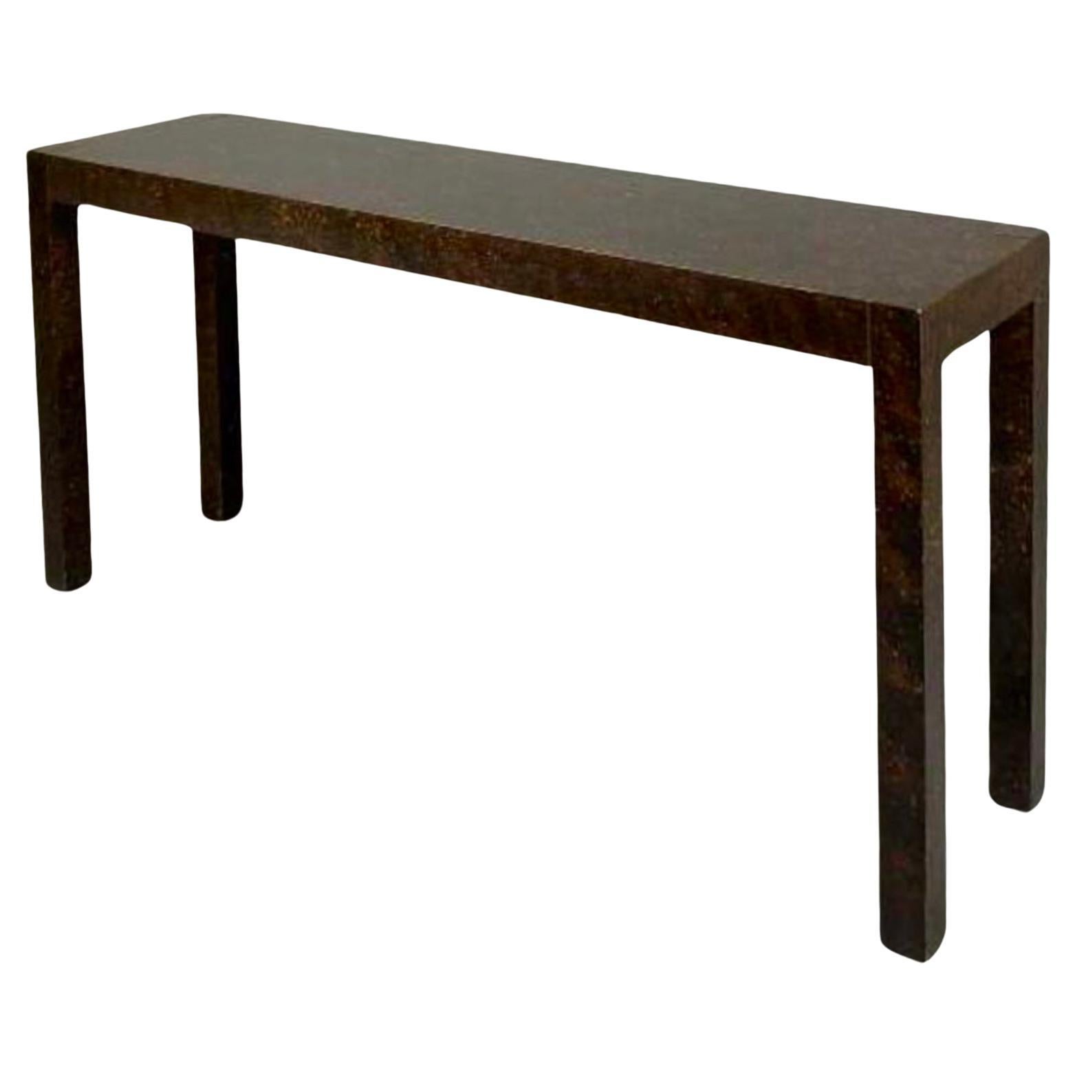 Se trata de una mesa consola de estilo Parsons moderno de los años setenta, con esmalte goteado aceitado imitación tortuga. No tiene marcas y está en muy buen estado.  Es de gran tamaño y escala y tiene un atractivo intemporal. 

Mis envíos duran de