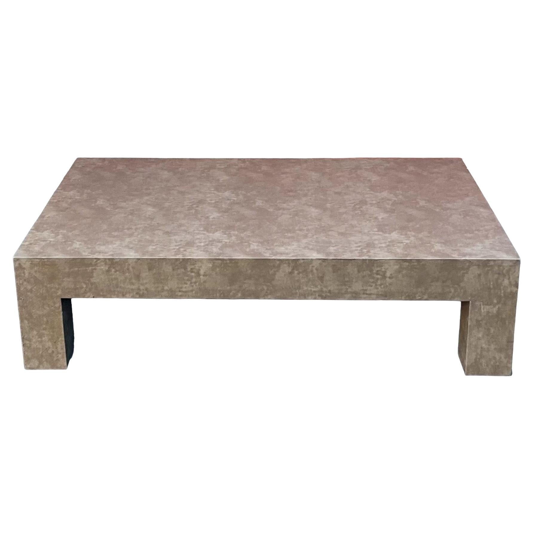 Mesa baja de estilo Parsons moderno de los años 70 de imitación de piel de serpiente