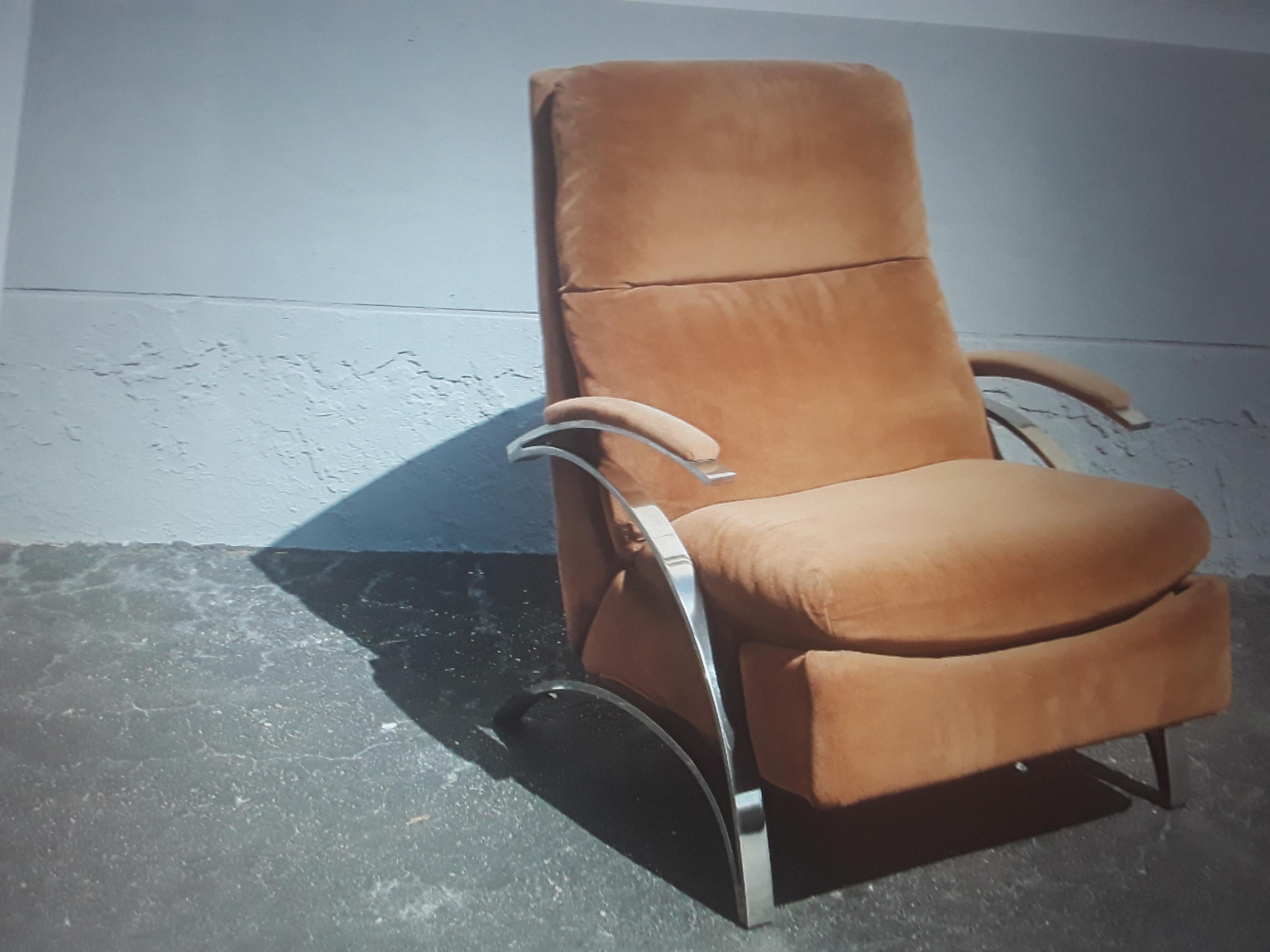 1970's Modern Plush Brown with Chrome Barcalounger Recliner/ Lounge Chair. Il est très confortable et, lorsqu'il est ouvert, sa longueur est de 63 pouces.