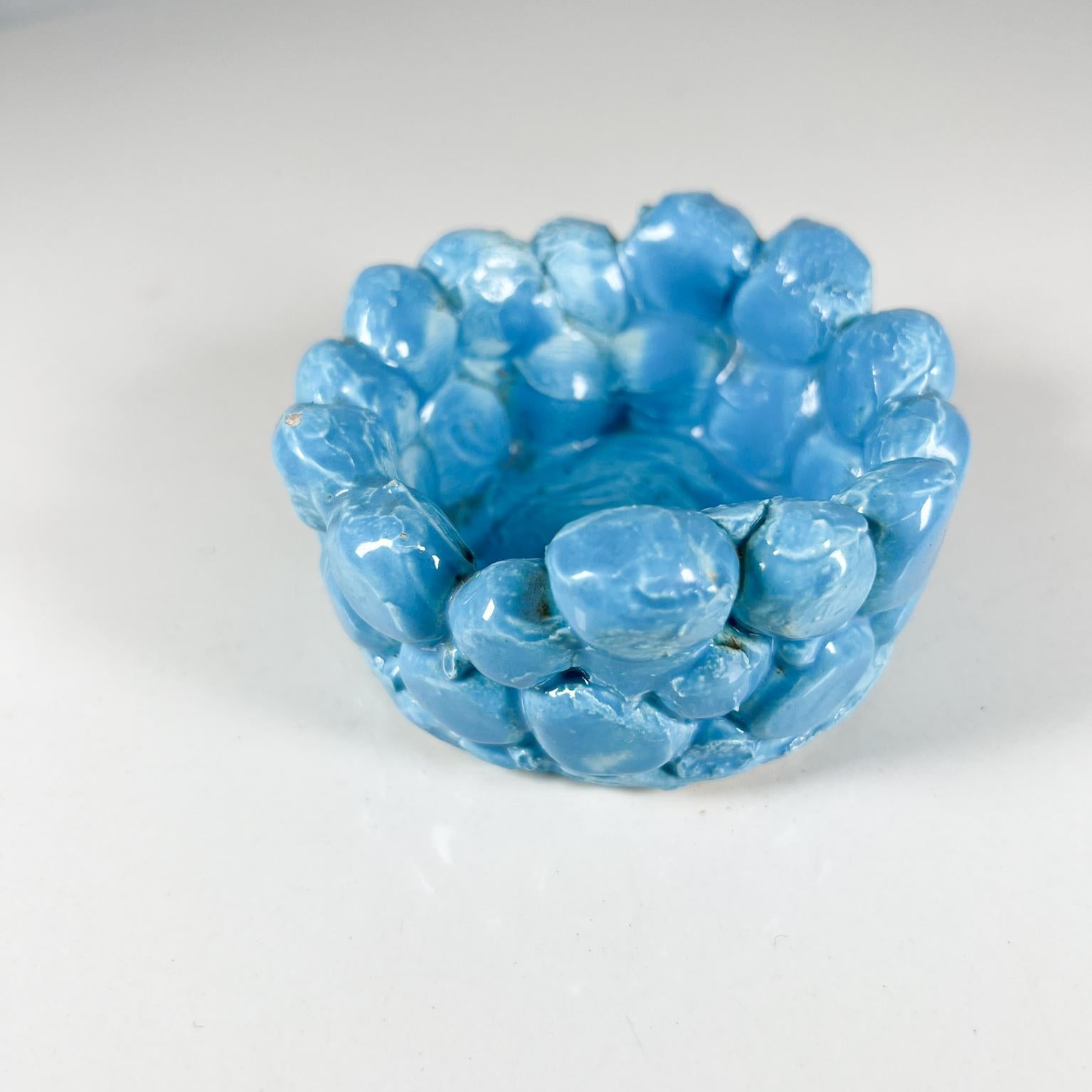 Graziosa ceramica blu vintage moderna con acquamarina firmata dall'artista Erica.
Misure: 1,88 di altezza x 3,63 di diametro.
Condizioni originali d'epoca. 
Vedere le immagini per favore.


