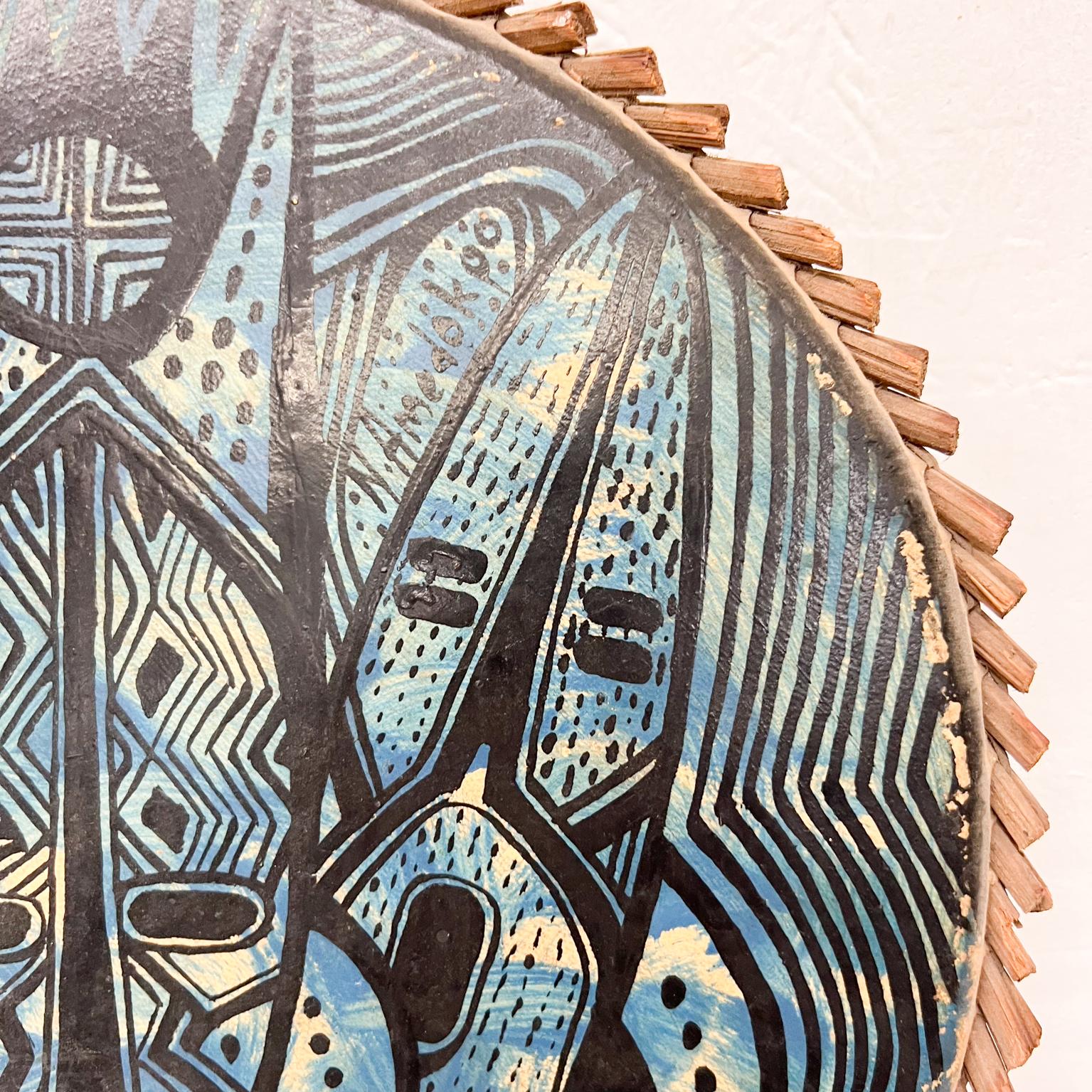 Moderne Keramikkunst der 1970er Jahre Blaues Tambourine Ziegenleder und Holz im Zustand „Gut“ im Angebot in Chula Vista, CA