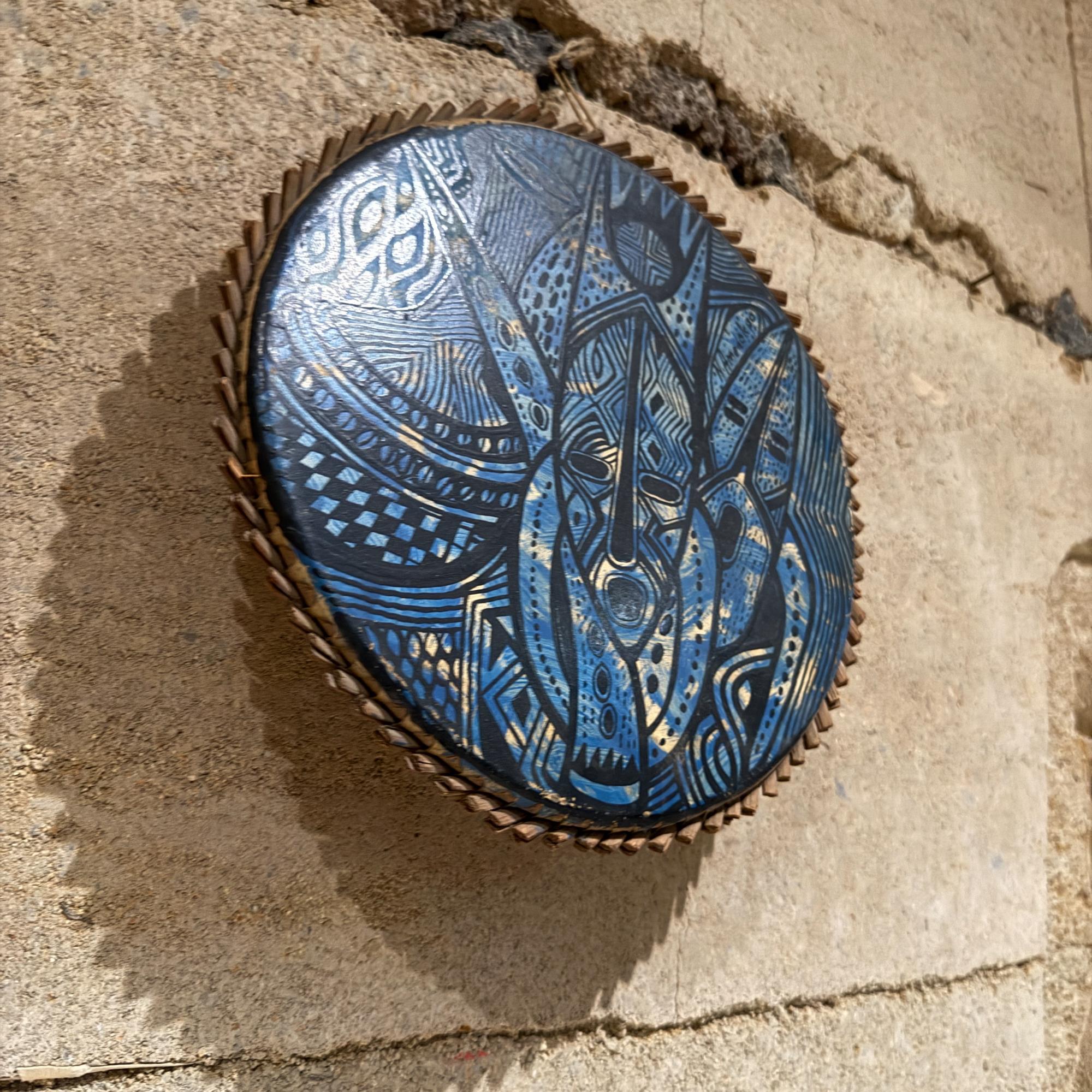 Moderne Keramikkunst der 1970er Jahre Blaues Tambourine Ziegenleder und Holz im Angebot 7