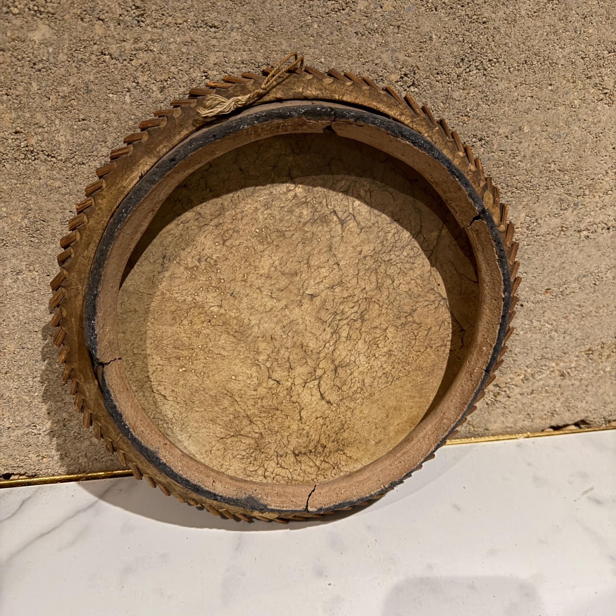 Moderne Keramikkunst der 1970er Jahre Blaues Tambourine Ziegenleder und Holz im Angebot 12