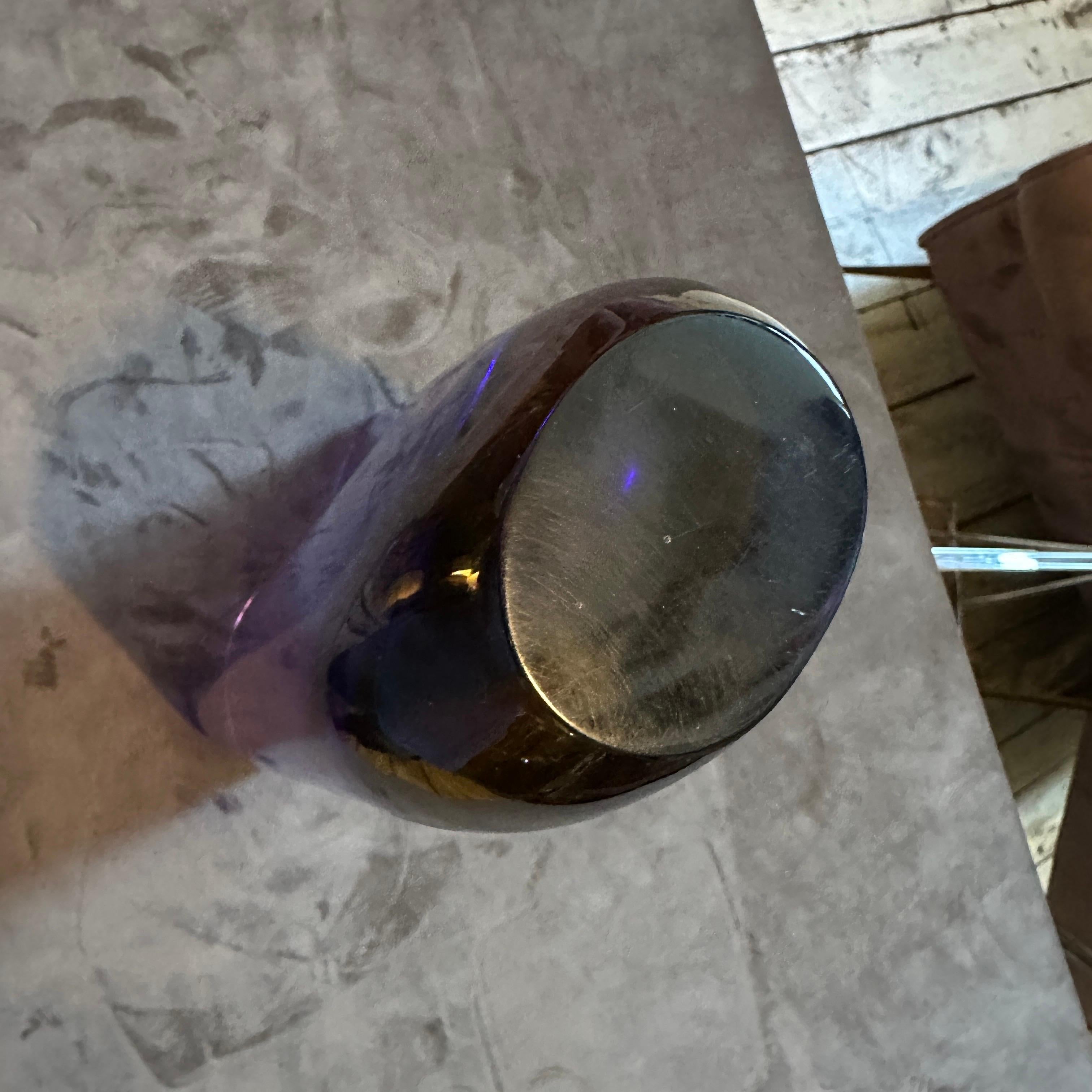 Vintage 1970 Modern Sommerso violet et rose Vase en verre de Murano par Flavio Poli pour Seguso
Ce vase exceptionnel et vibrant est un chef-d'œuvre de l'art verrier italien, incarnant la technique emblématique du 