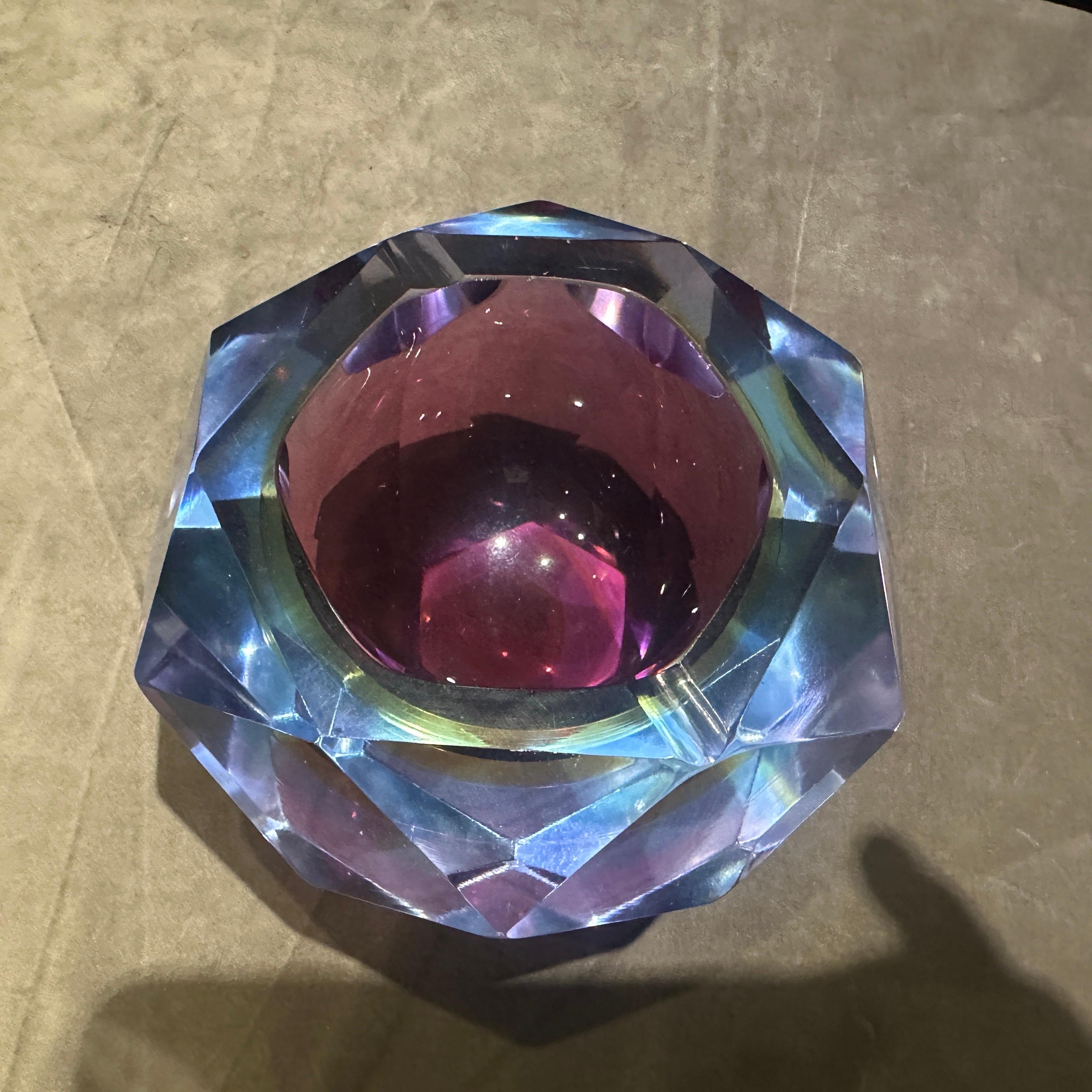 1970 - Cendrier moderne en verre de Murano violet, bleu et jaune à facettes, par Seguso en vente 3