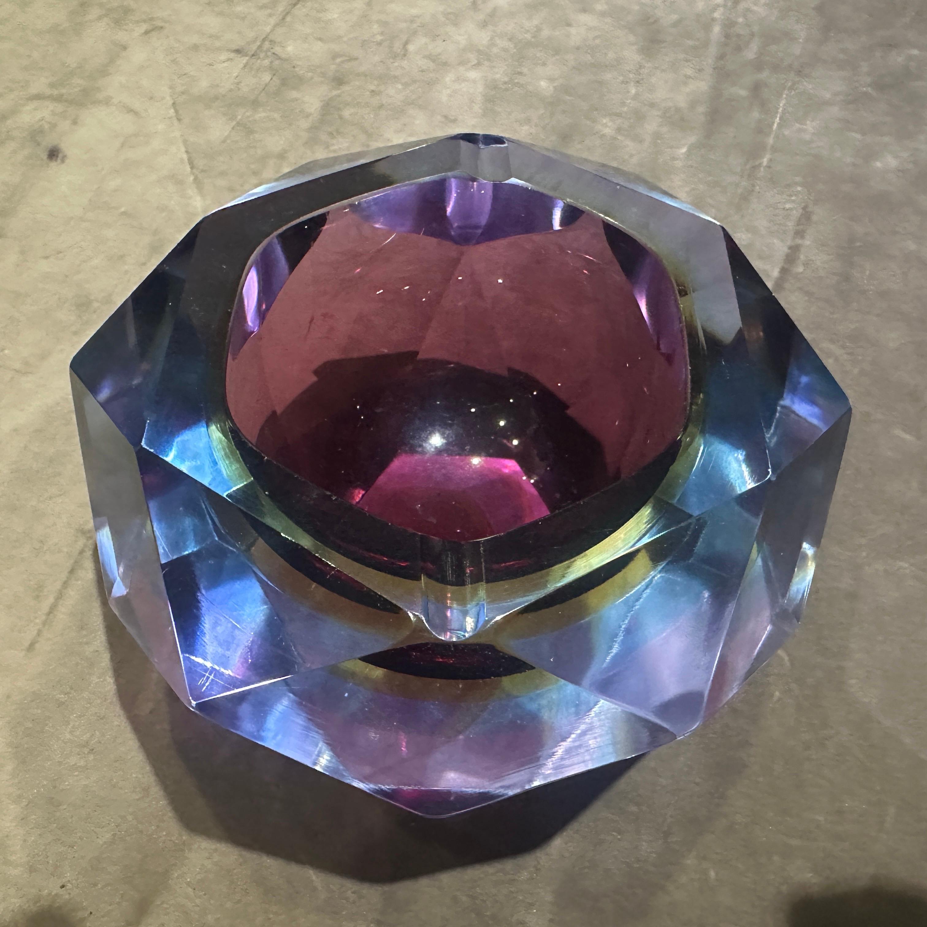 1970 - Cendrier moderne en verre de Murano violet, bleu et jaune à facettes, par Seguso en vente 4
