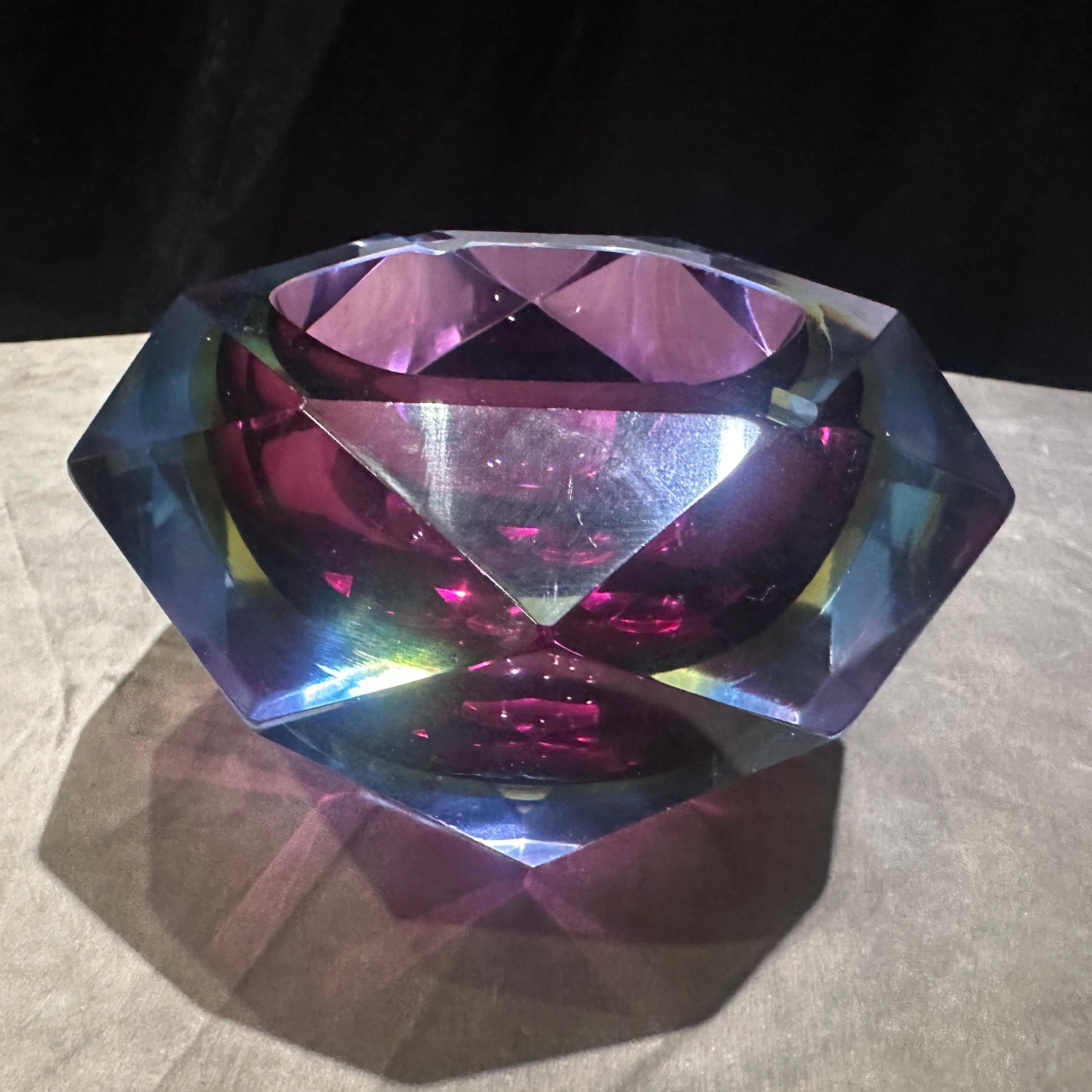 Mid-Century Modern 1970 - Cendrier moderne en verre de Murano violet, bleu et jaune à facettes, par Seguso en vente