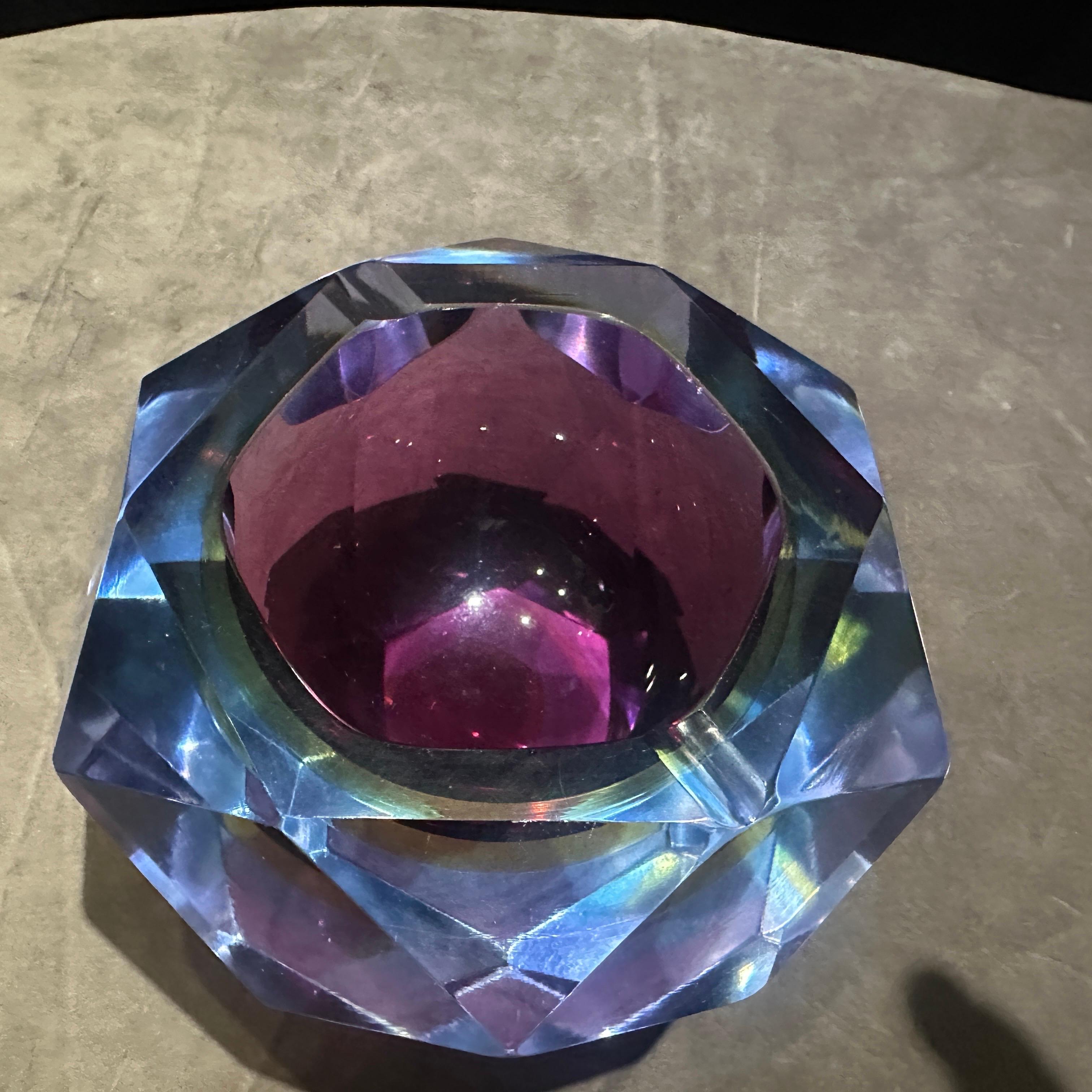 Fait main 1970 - Cendrier moderne en verre de Murano violet, bleu et jaune à facettes, par Seguso en vente