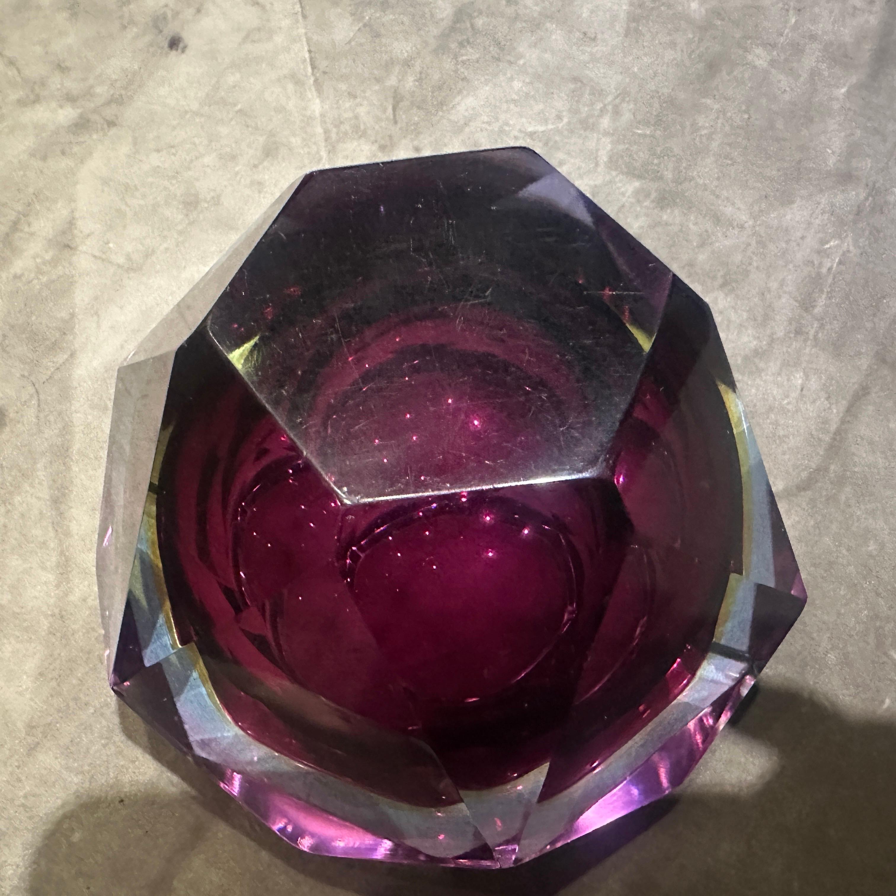 1970 - Cendrier moderne en verre de Murano violet, bleu et jaune à facettes, par Seguso Excellent état - En vente à Aci Castello, IT