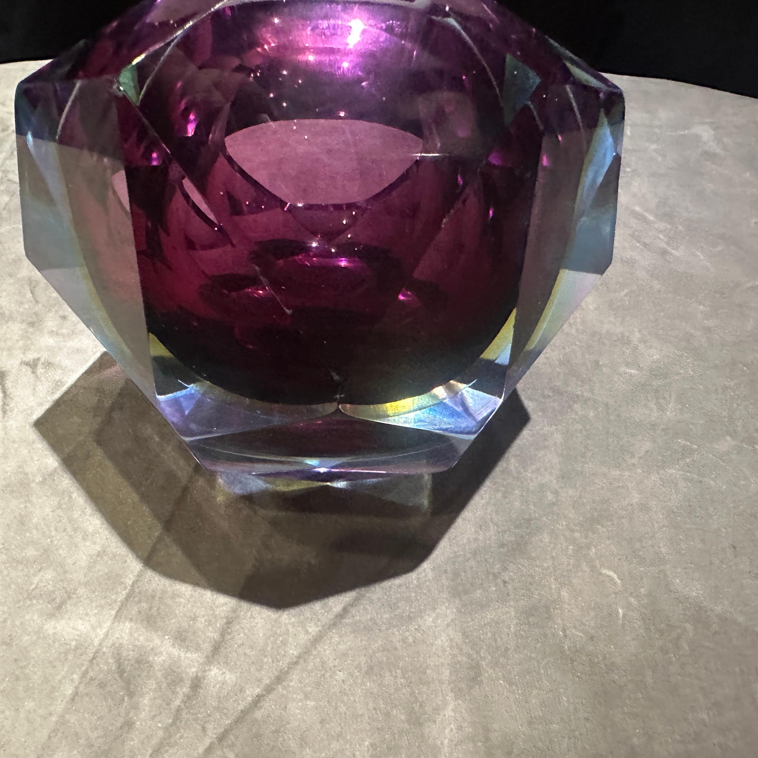 20ième siècle 1970 - Cendrier moderne en verre de Murano violet, bleu et jaune à facettes, par Seguso en vente