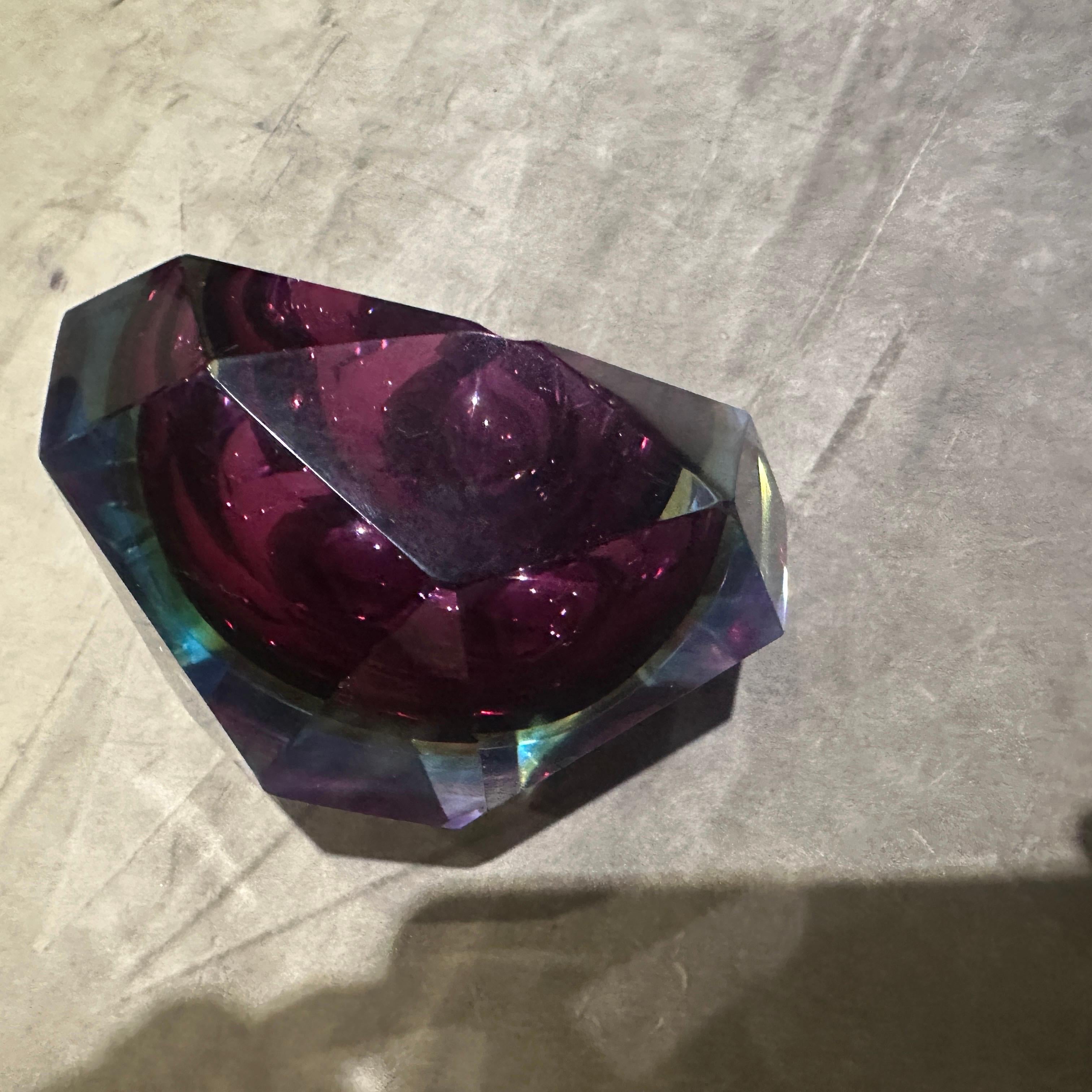 Verre de Murano 1970 - Cendrier moderne en verre de Murano violet, bleu et jaune à facettes, par Seguso en vente