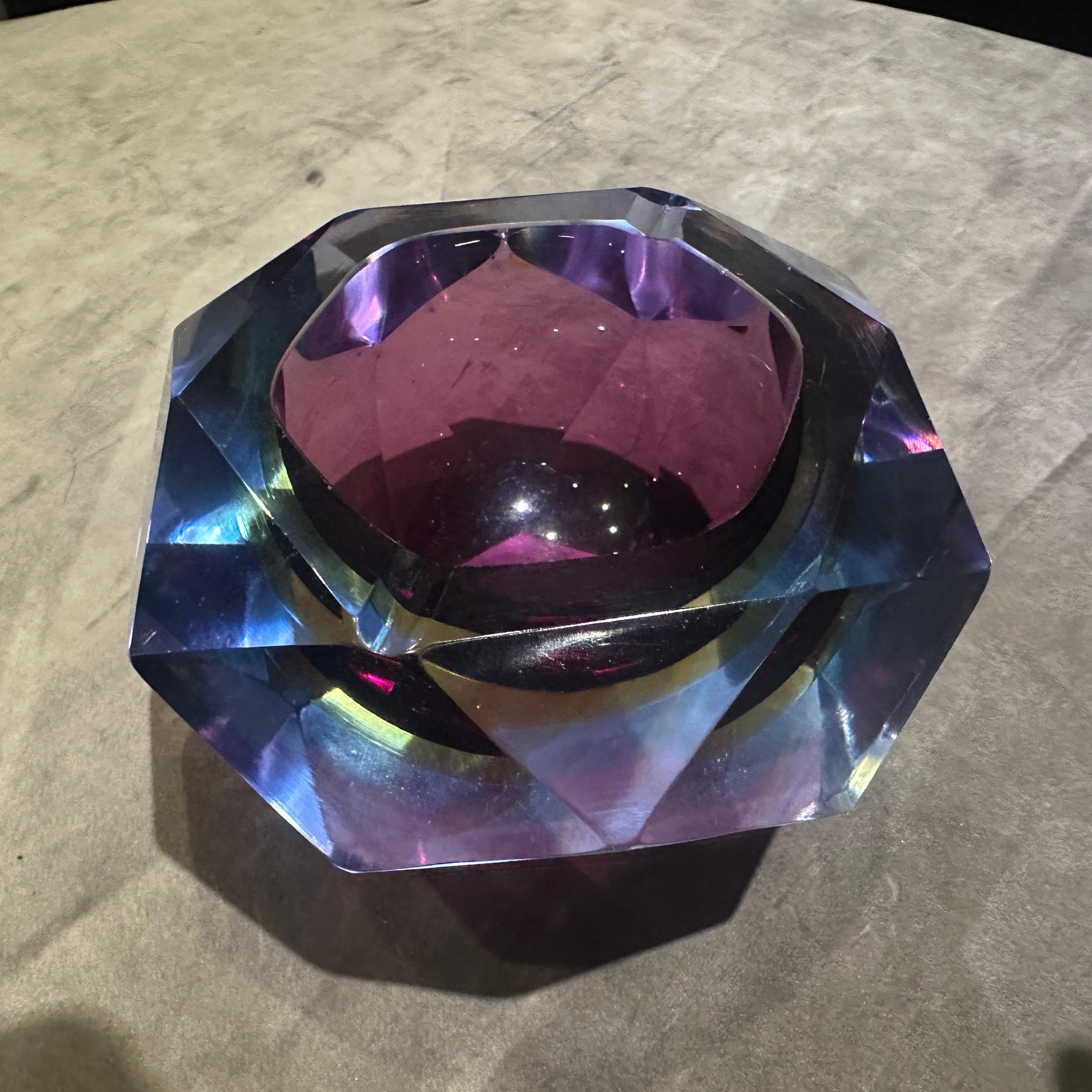 1970 - Cendrier moderne en verre de Murano violet, bleu et jaune à facettes, par Seguso en vente 1