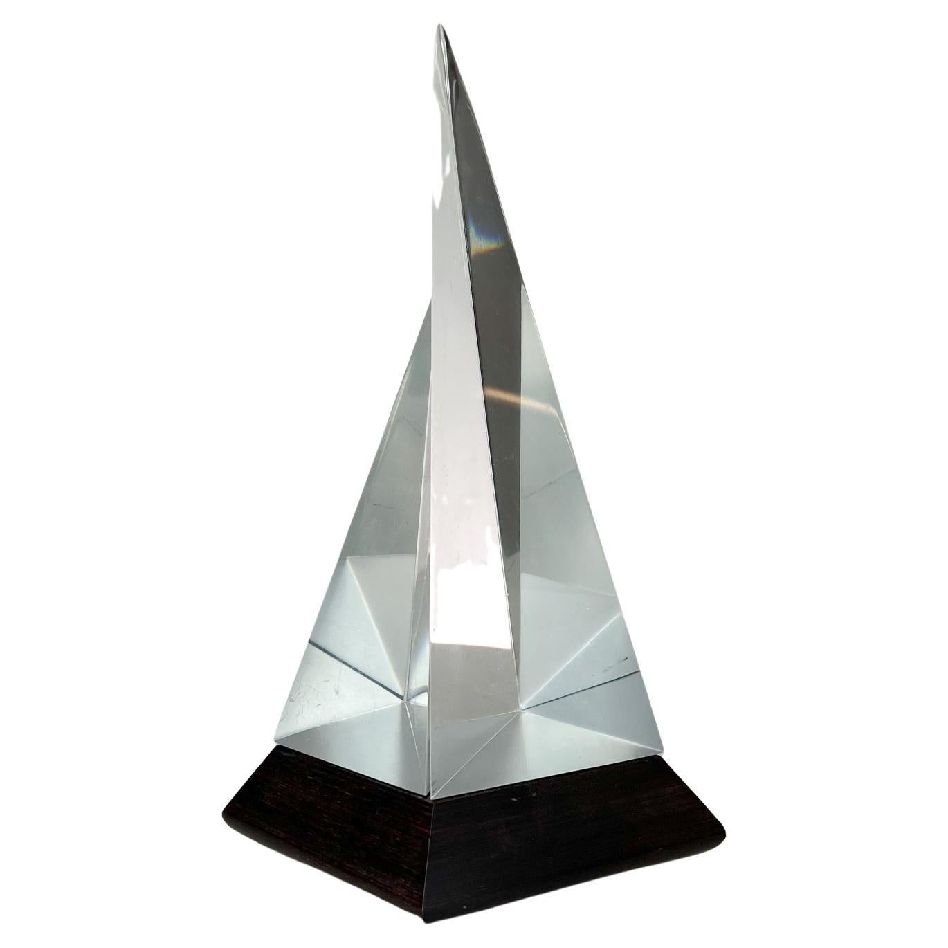 Scultura moderna anni '70 di barca a vela a piramide in lucite con base in palissandro massiccio in vendita