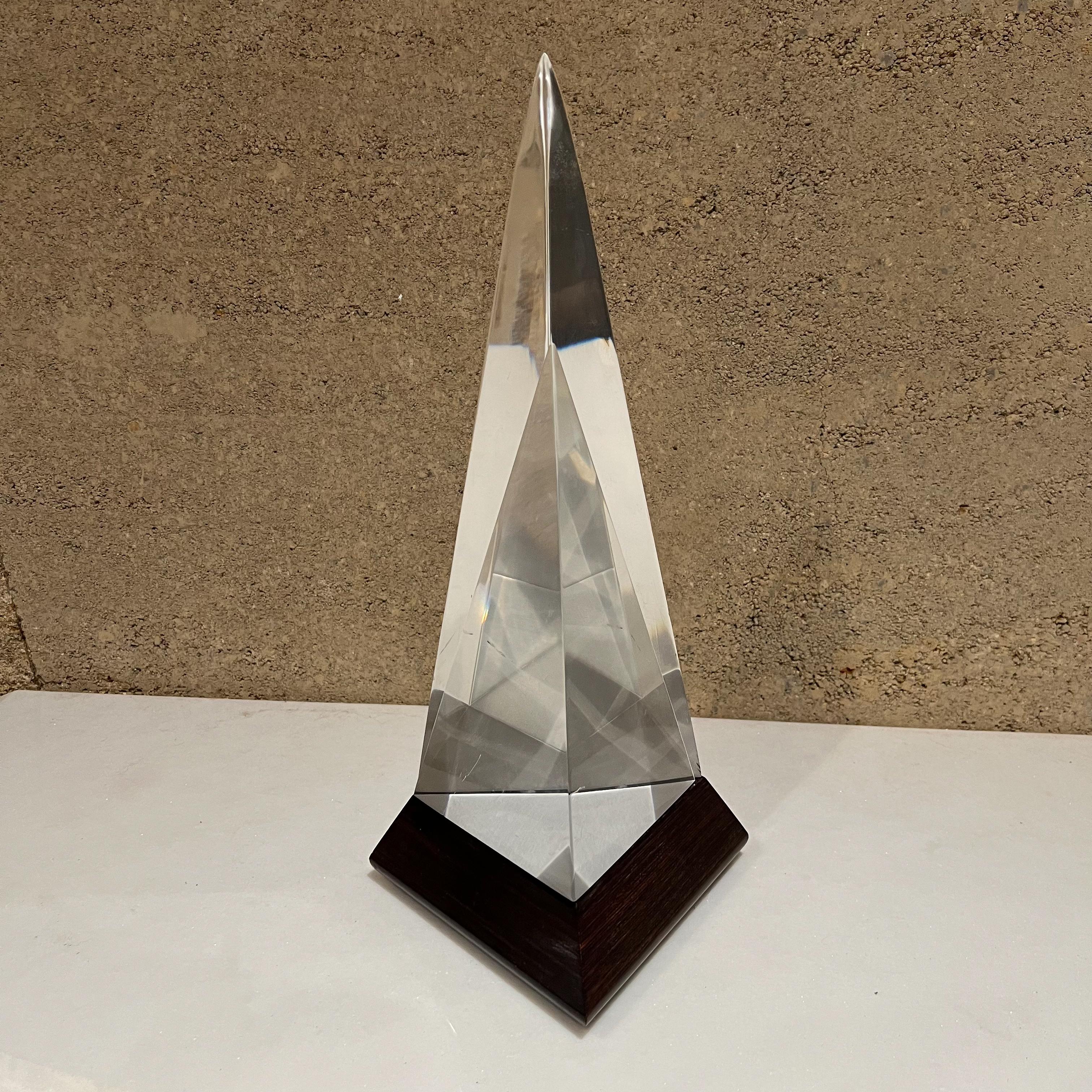 Scultura moderna anni '70 di barca a vela a piramide in lucite con base in palissandro massiccio in vendita 5