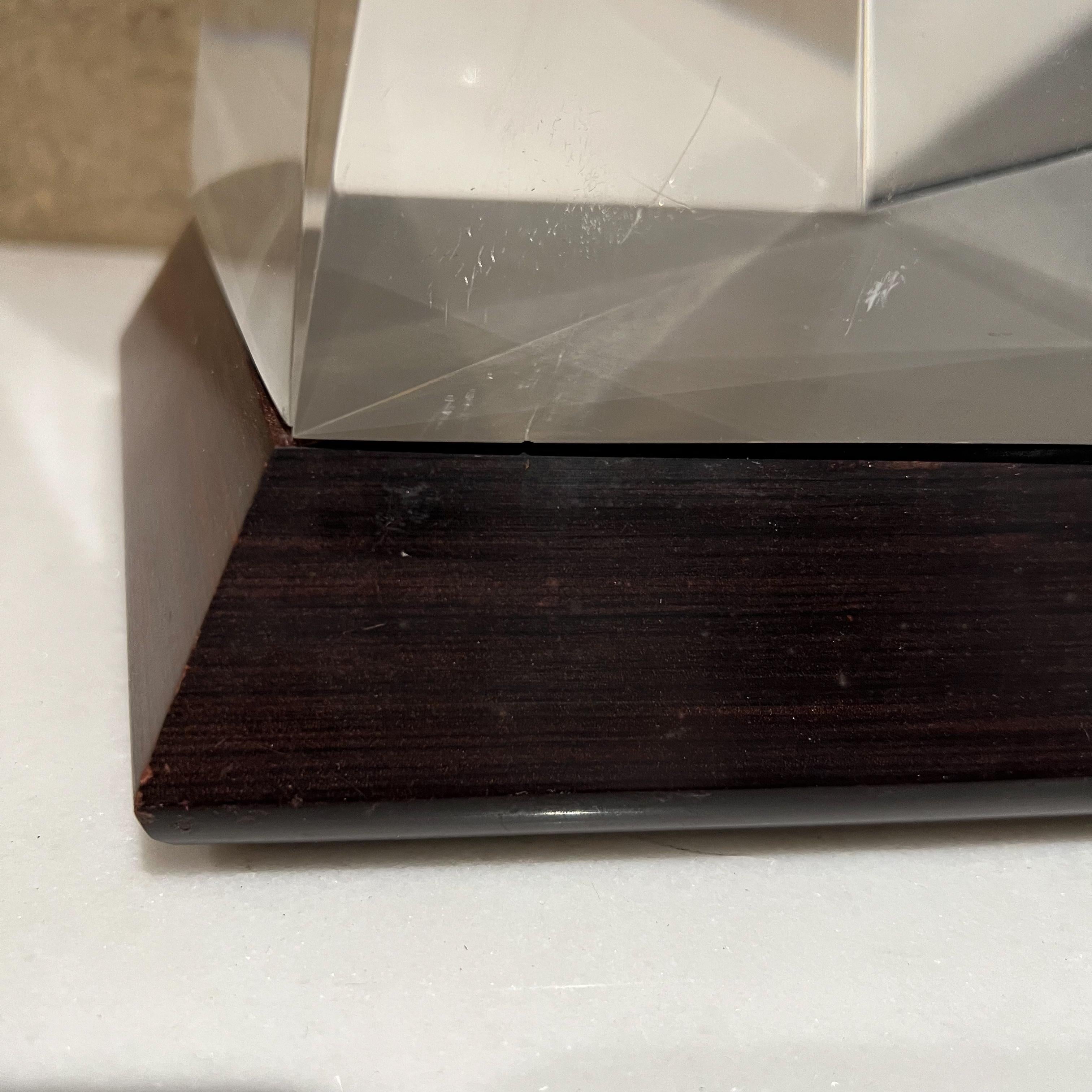 Scultura moderna anni '70 di barca a vela a piramide in lucite con base in palissandro massiccio in vendita 6