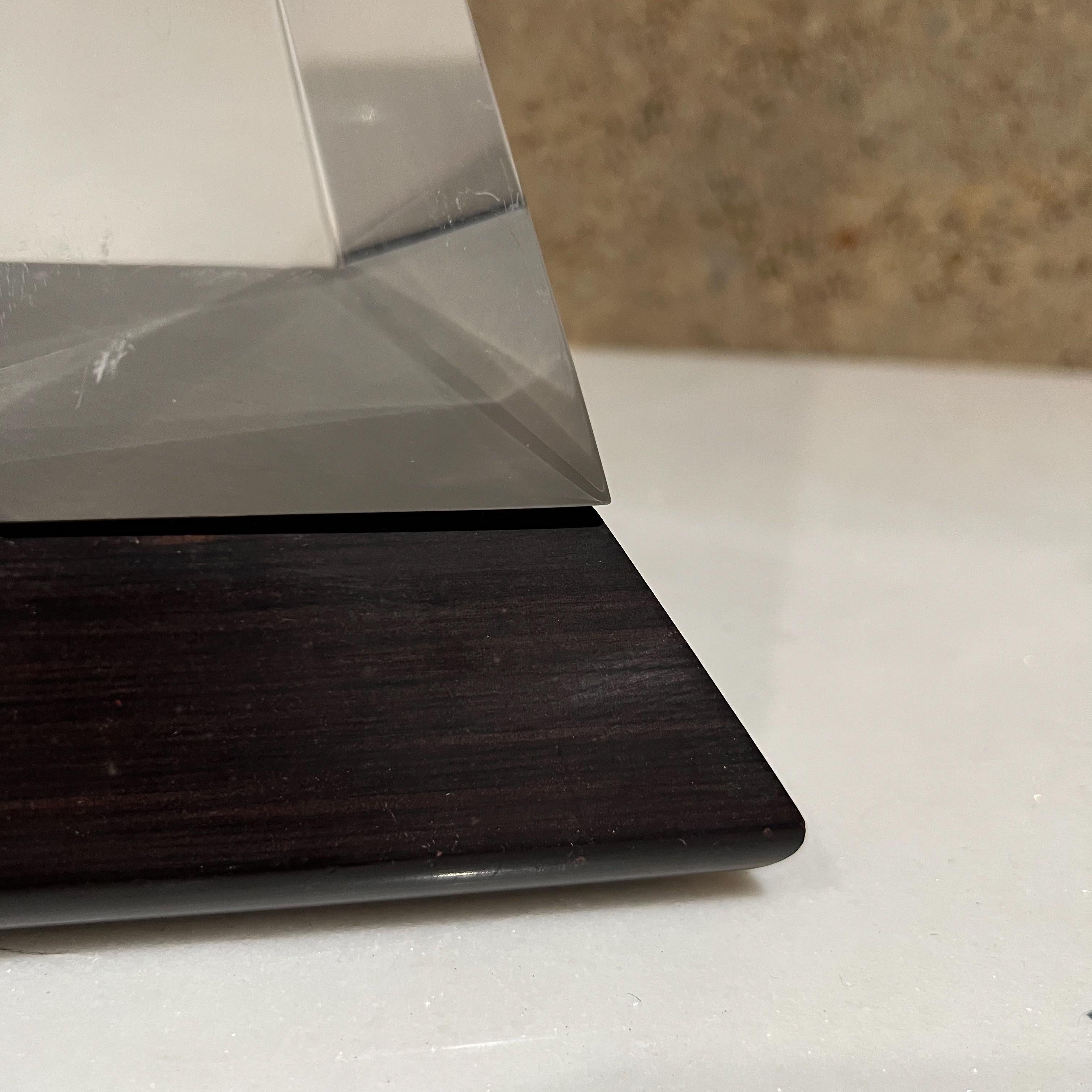 Scultura moderna anni '70 di barca a vela a piramide in lucite con base in palissandro massiccio in vendita 7