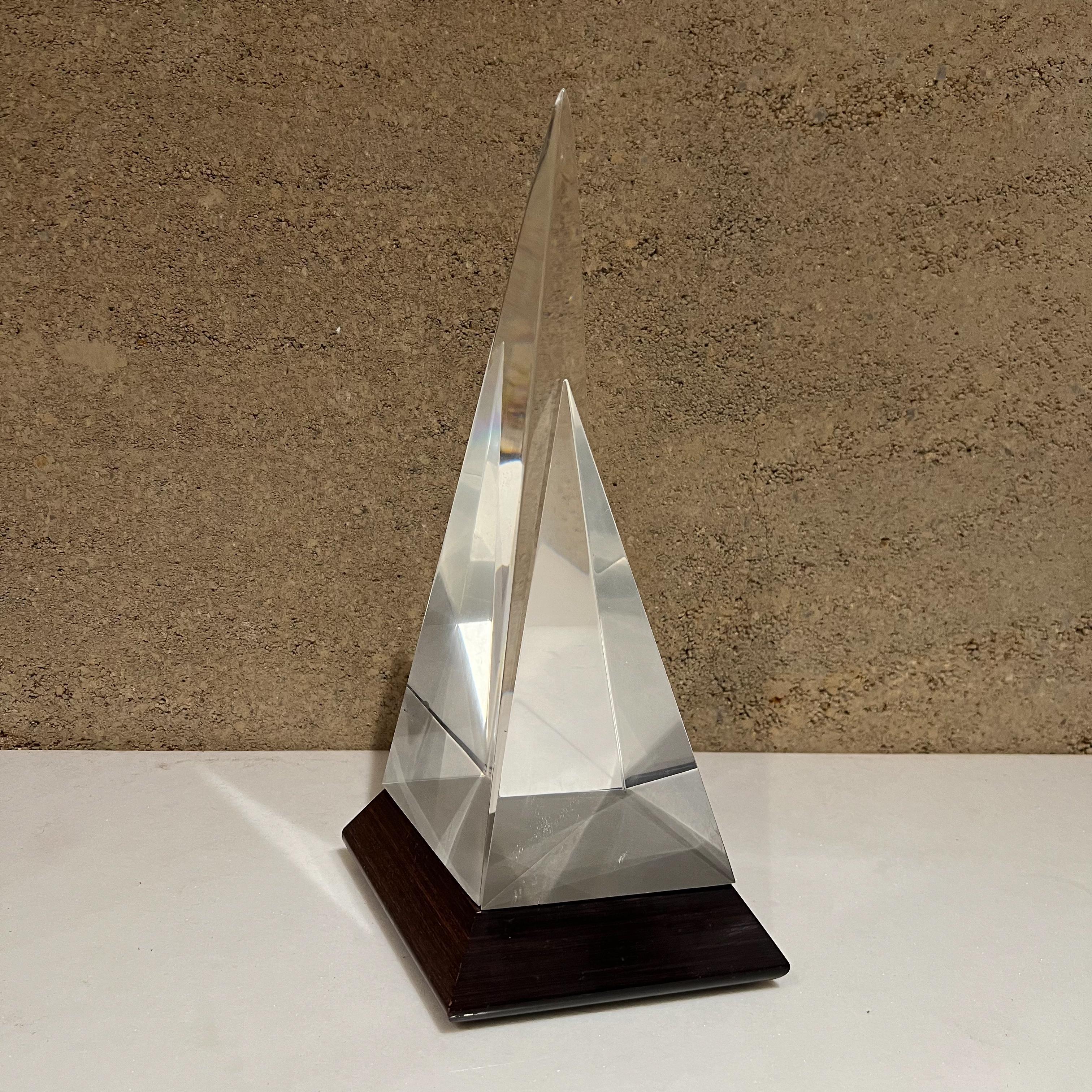 Scultura moderna anni '70 di barca a vela a piramide in lucite con base in palissandro massiccio in vendita 8