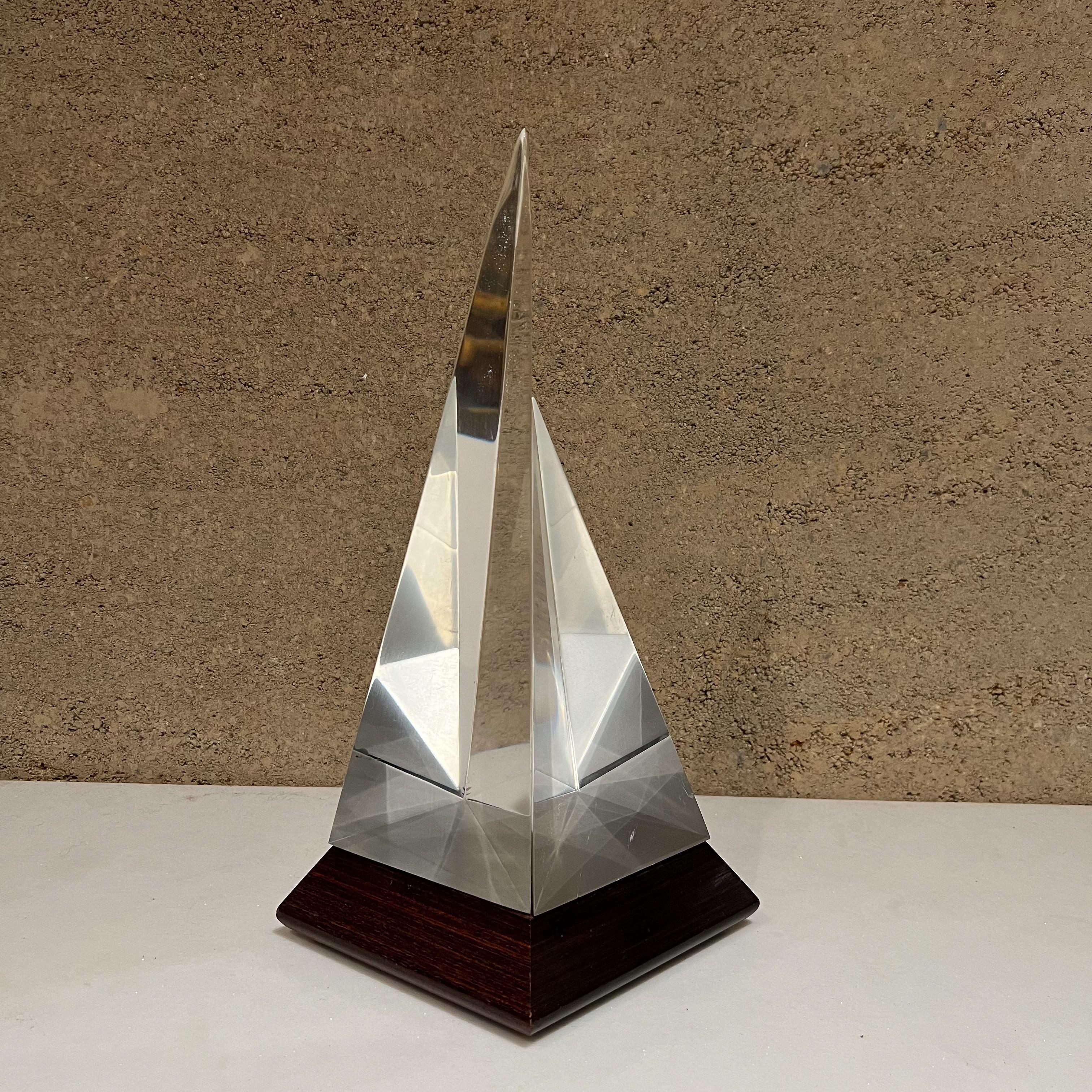 Scultura moderna anni '70 di barca a vela a piramide in lucite con base in palissandro massiccio in vendita 9