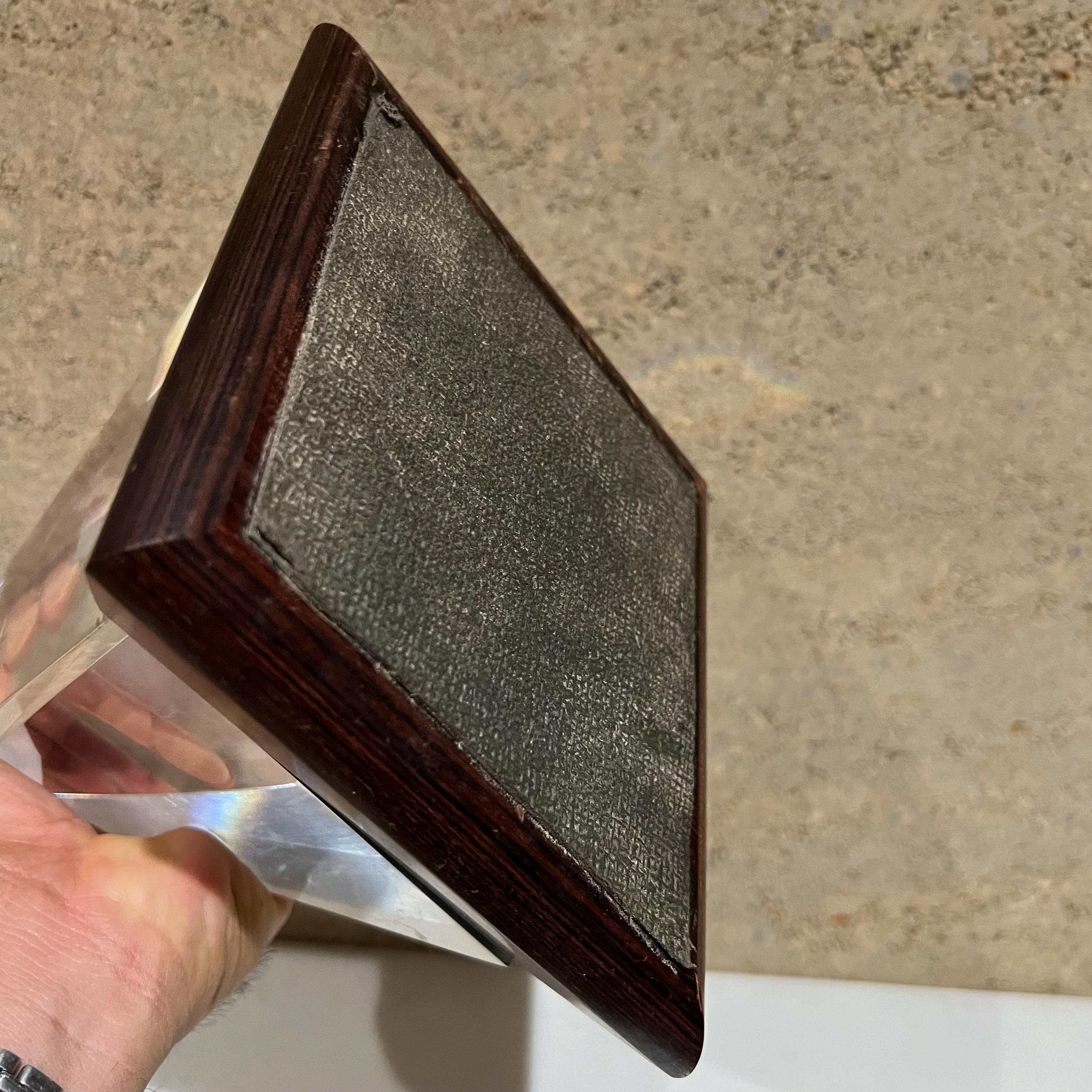 Mid-Century moderno Scultura moderna anni '70 di barca a vela a piramide in lucite con base in palissandro massiccio in vendita