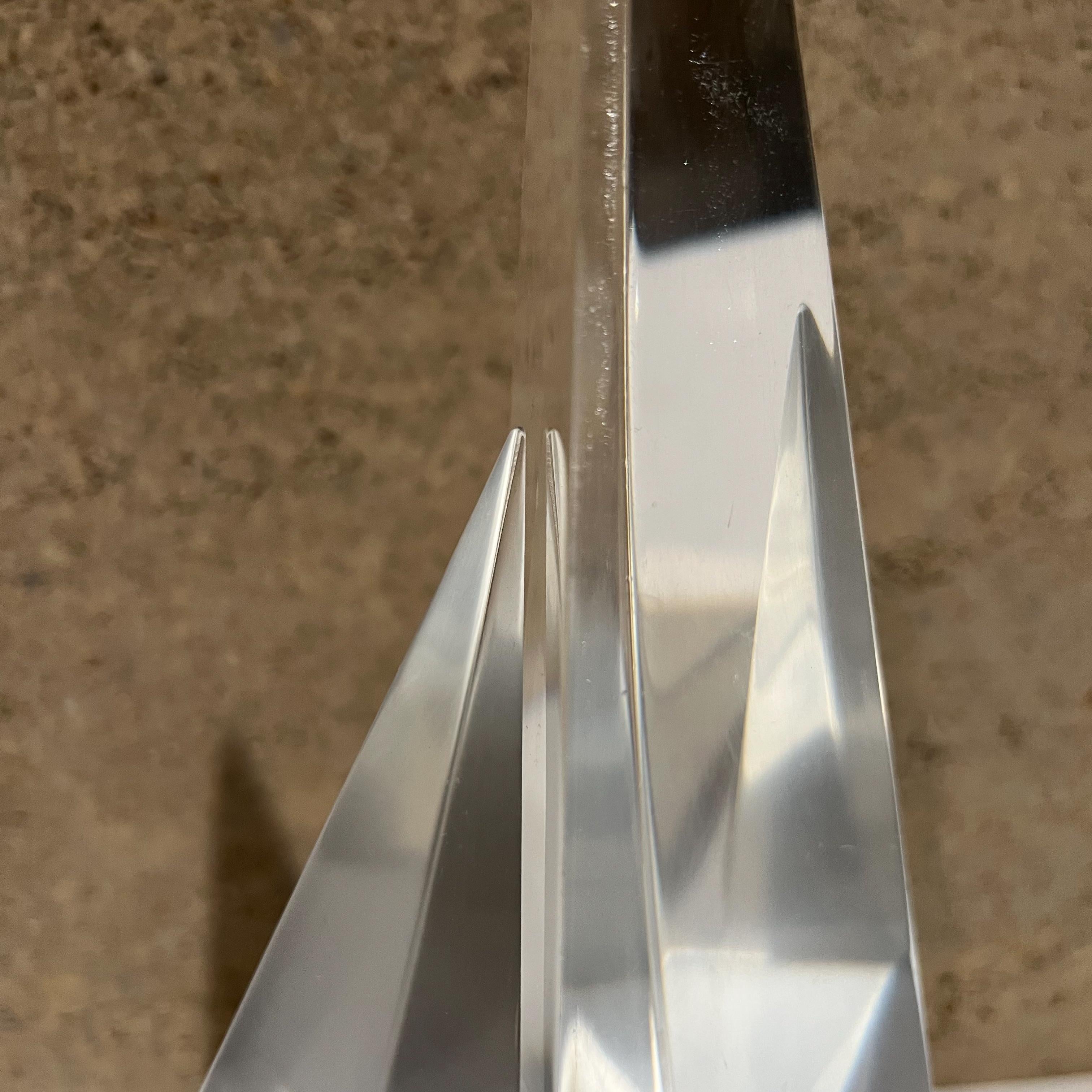 Scultura moderna anni '70 di barca a vela a piramide in lucite con base in palissandro massiccio In condizioni buone in vendita a Chula Vista, CA