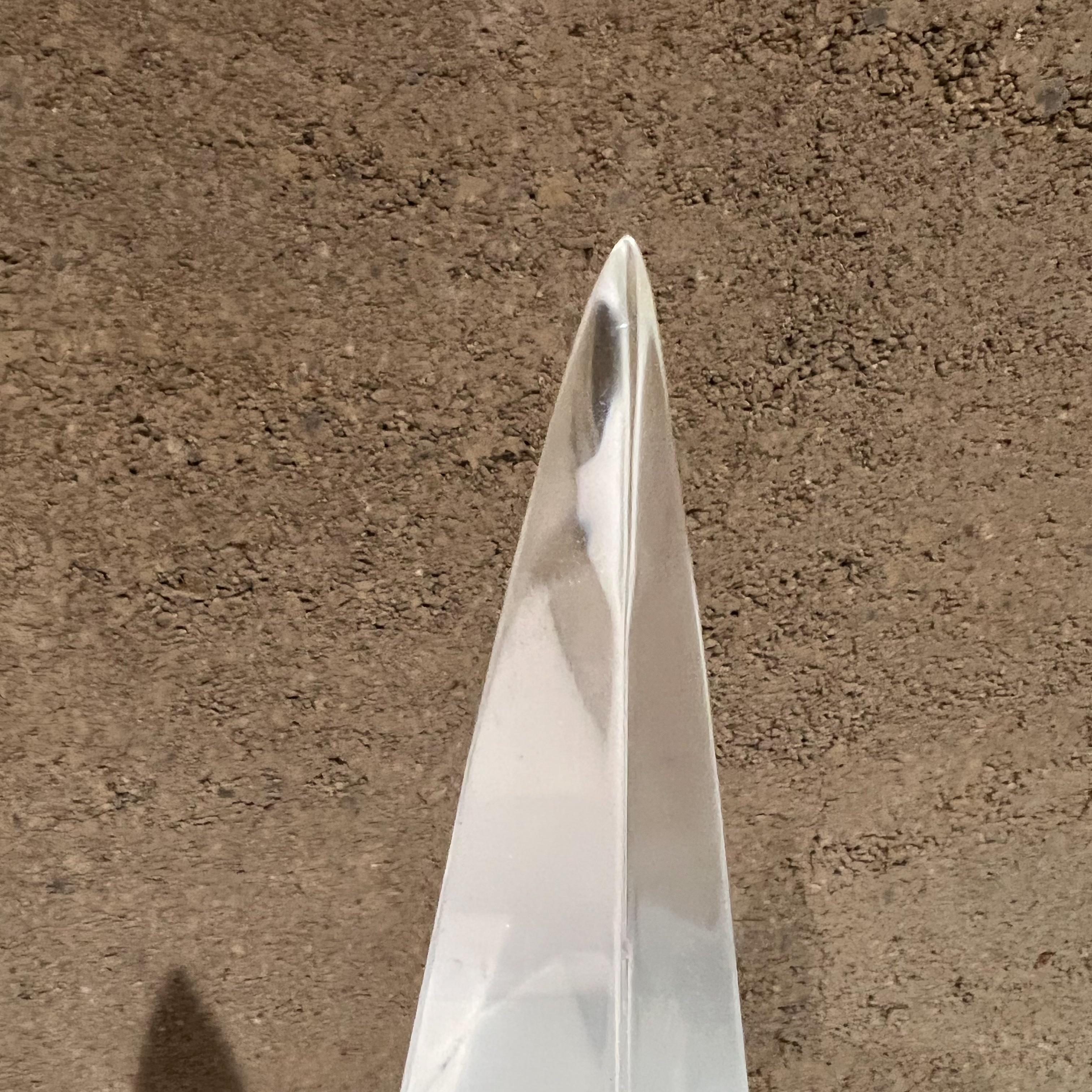 Fine XX secolo Scultura moderna anni '70 di barca a vela a piramide in lucite con base in palissandro massiccio in vendita