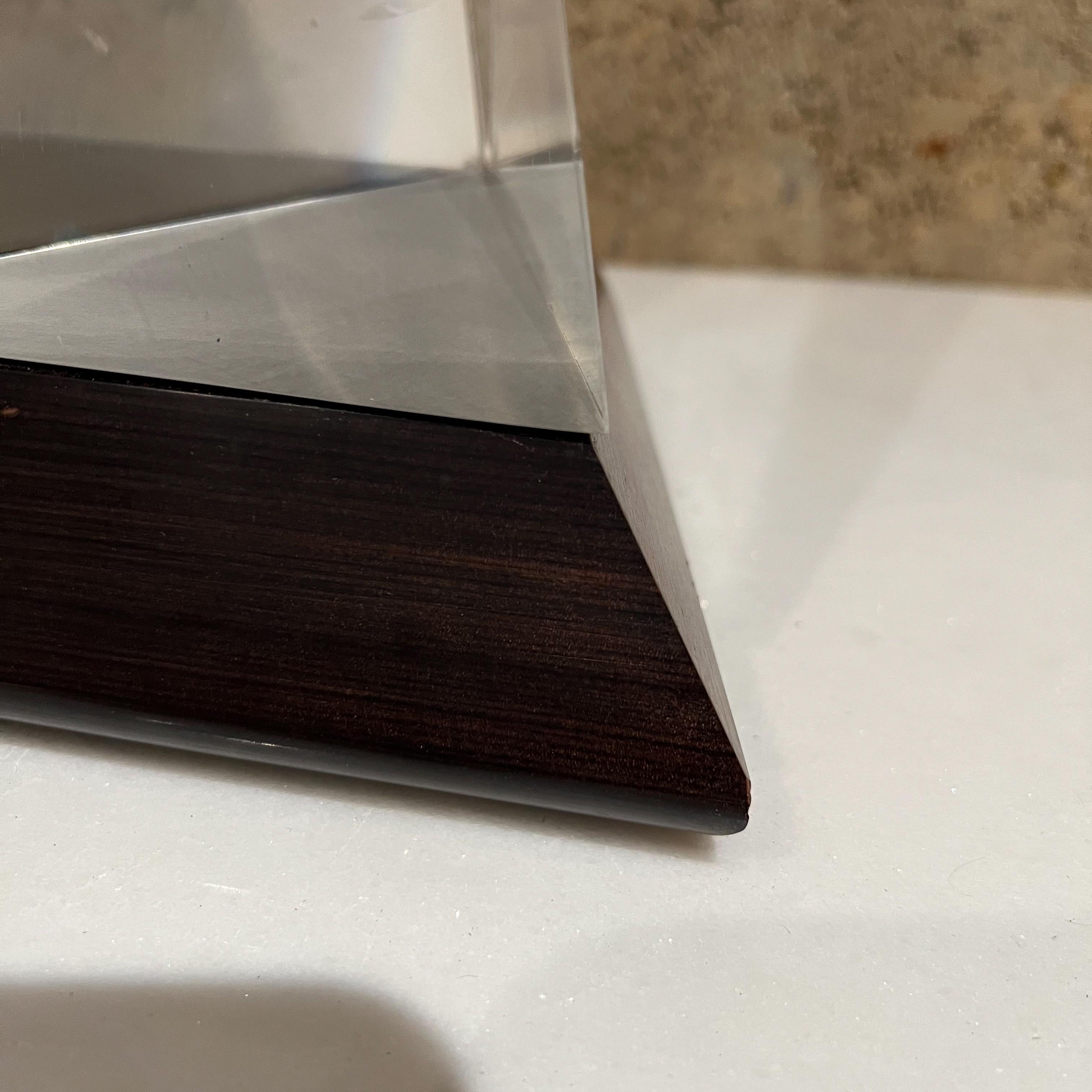 Lucite Scultura moderna anni '70 di barca a vela a piramide in lucite con base in palissandro massiccio in vendita