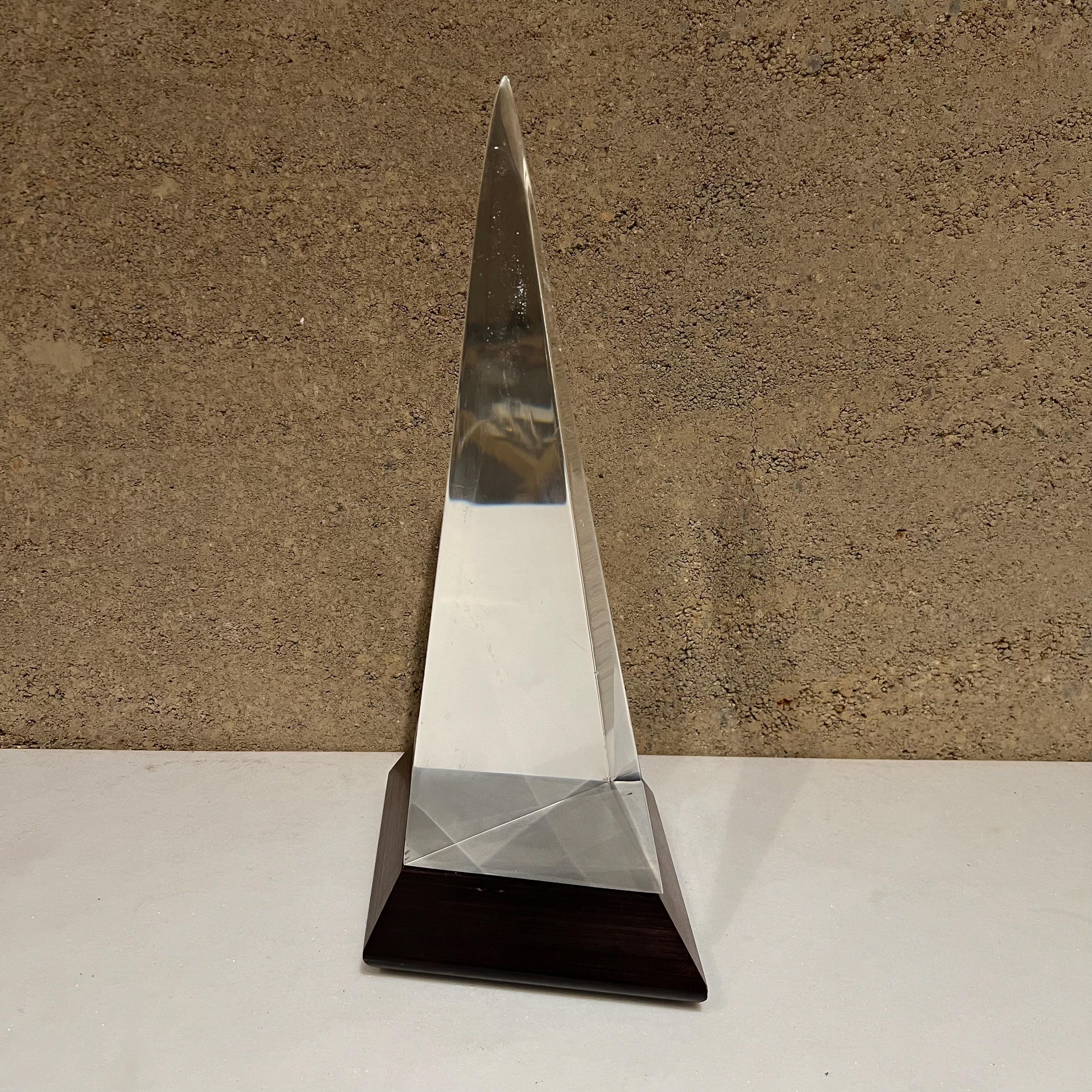 Scultura moderna anni '70 di barca a vela a piramide in lucite con base in palissandro massiccio in vendita 1
