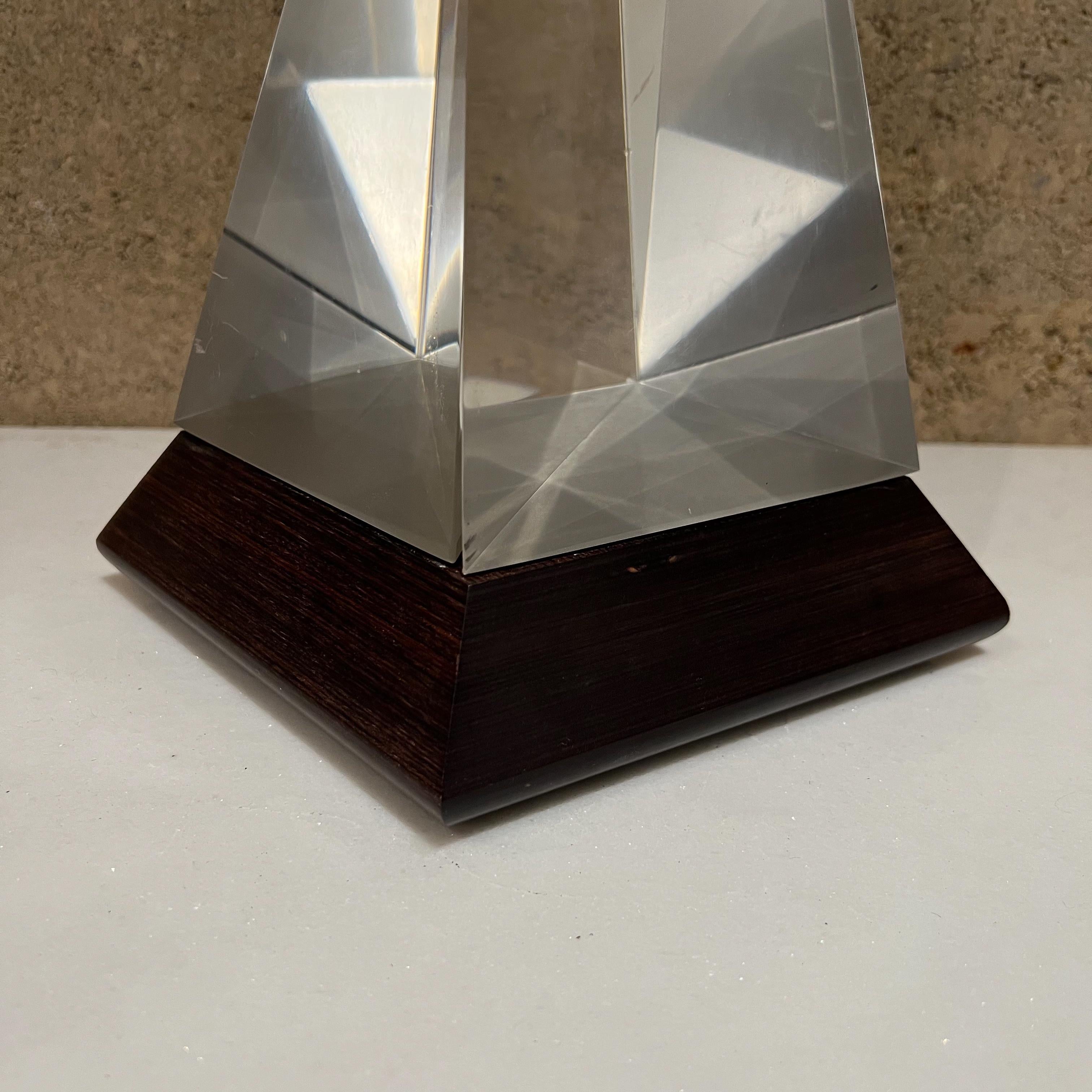 Scultura moderna anni '70 di barca a vela a piramide in lucite con base in palissandro massiccio in vendita 2