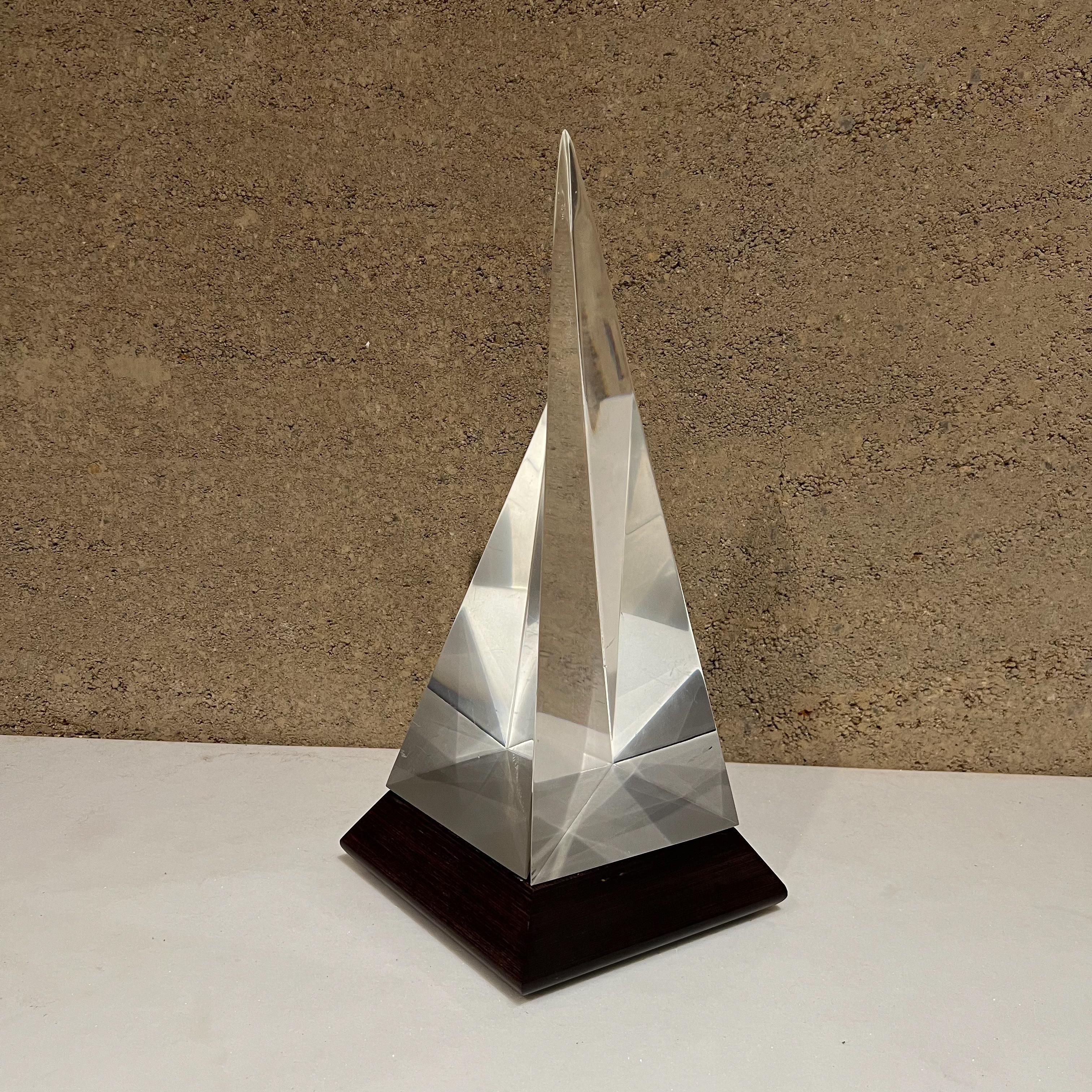 Scultura moderna anni '70 di barca a vela a piramide in lucite con base in palissandro massiccio in vendita 3