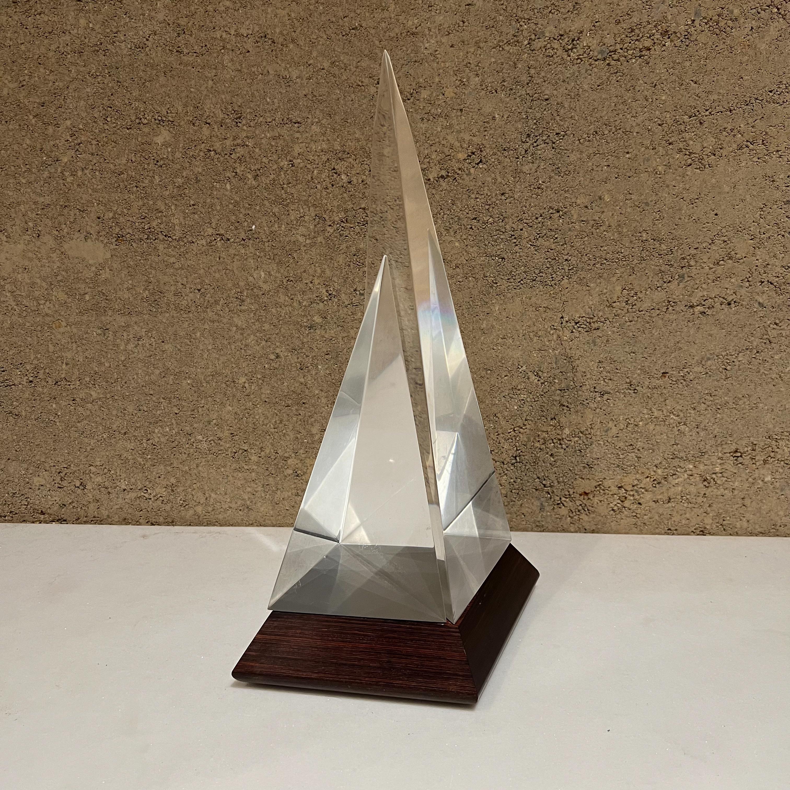 Scultura moderna anni '70 di barca a vela a piramide in lucite con base in palissandro massiccio in vendita 4