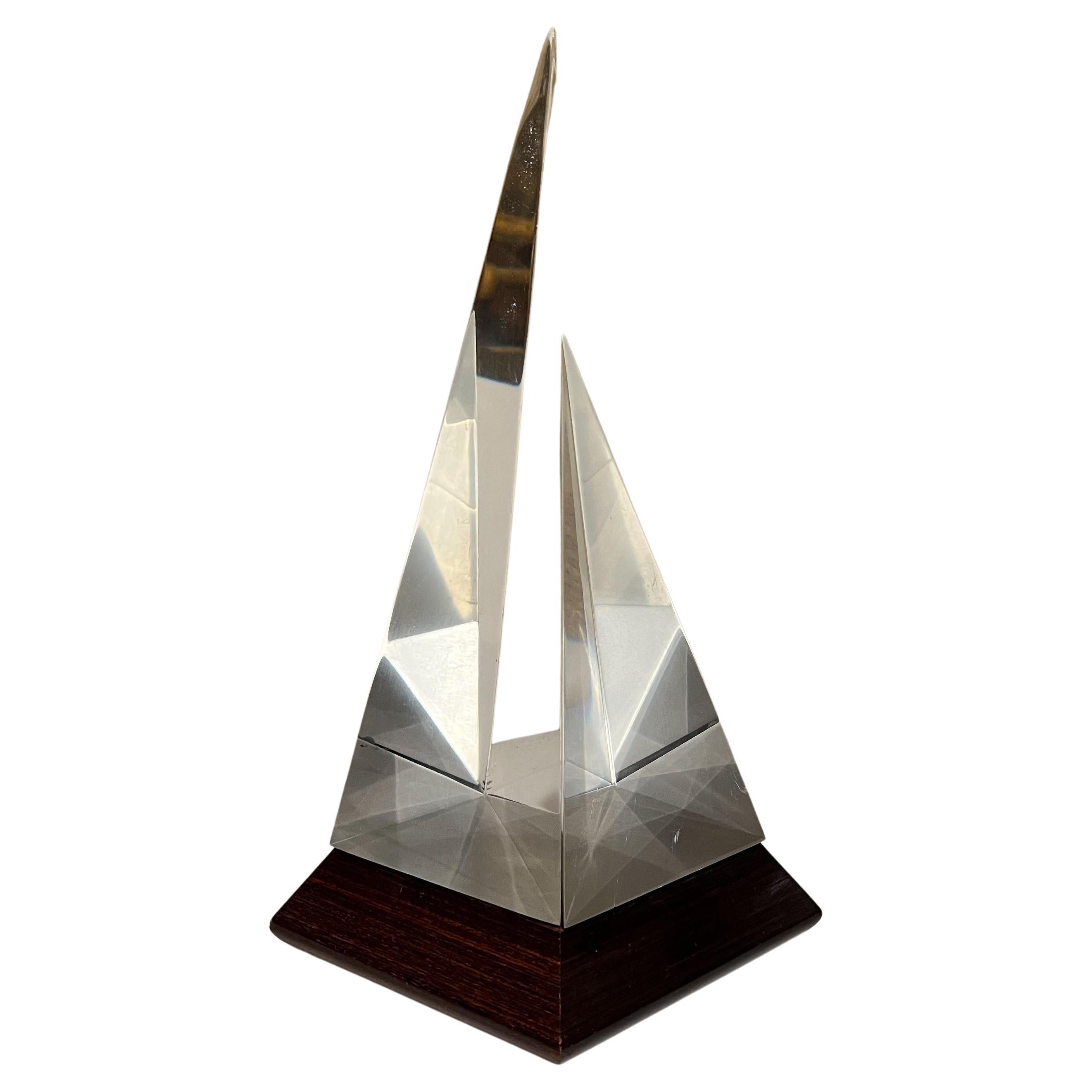 Piramide
Scultura moderna di veliero a piramide in lucite con base in palissandro massiccio
Senza segno
14,5 altezza x 9 larghezza x 7,25 profondità.
Condizioni vintage non restaurate.
Vedere le immagini fornite.