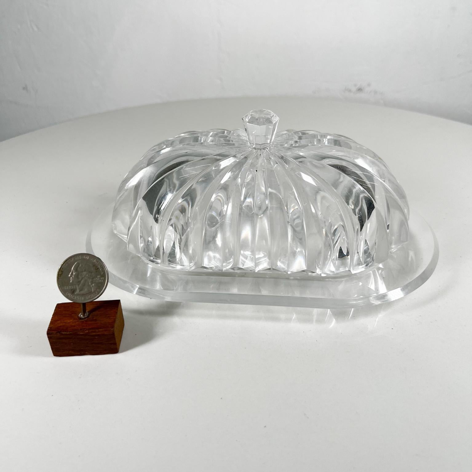 Mid-Century Modern Ribbed Butter Dish Tiara lucite 
Grainware by William Bounds
Butter tray with lid.
Made of lucite
Grainware USA
8.5 x 5.5 w x 3 tall
Preowned vintage condition
See all images.