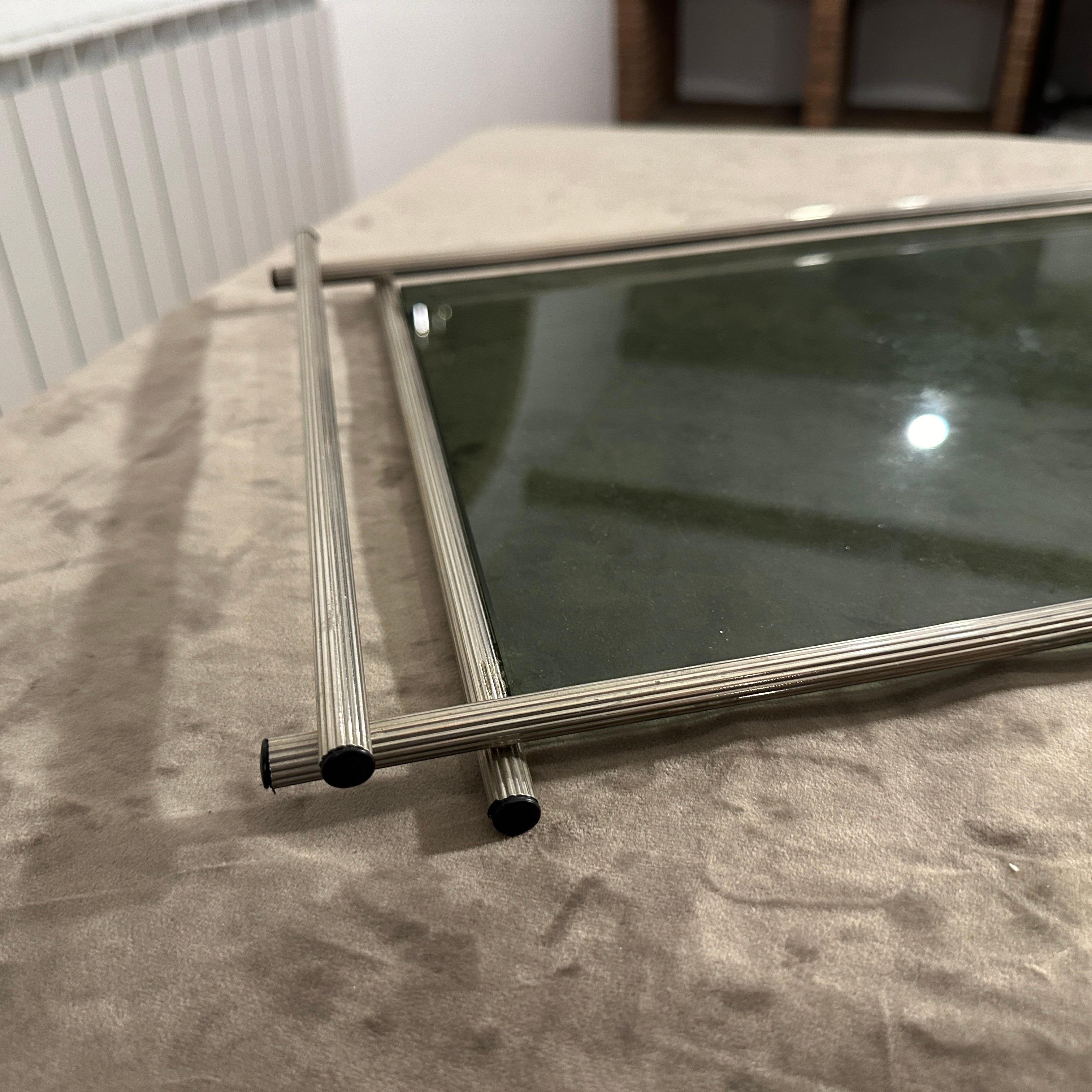 1970er Jahre Modernes italienisches Serviertablett aus versilbertem und grauem Glas (Italienisch) im Angebot
