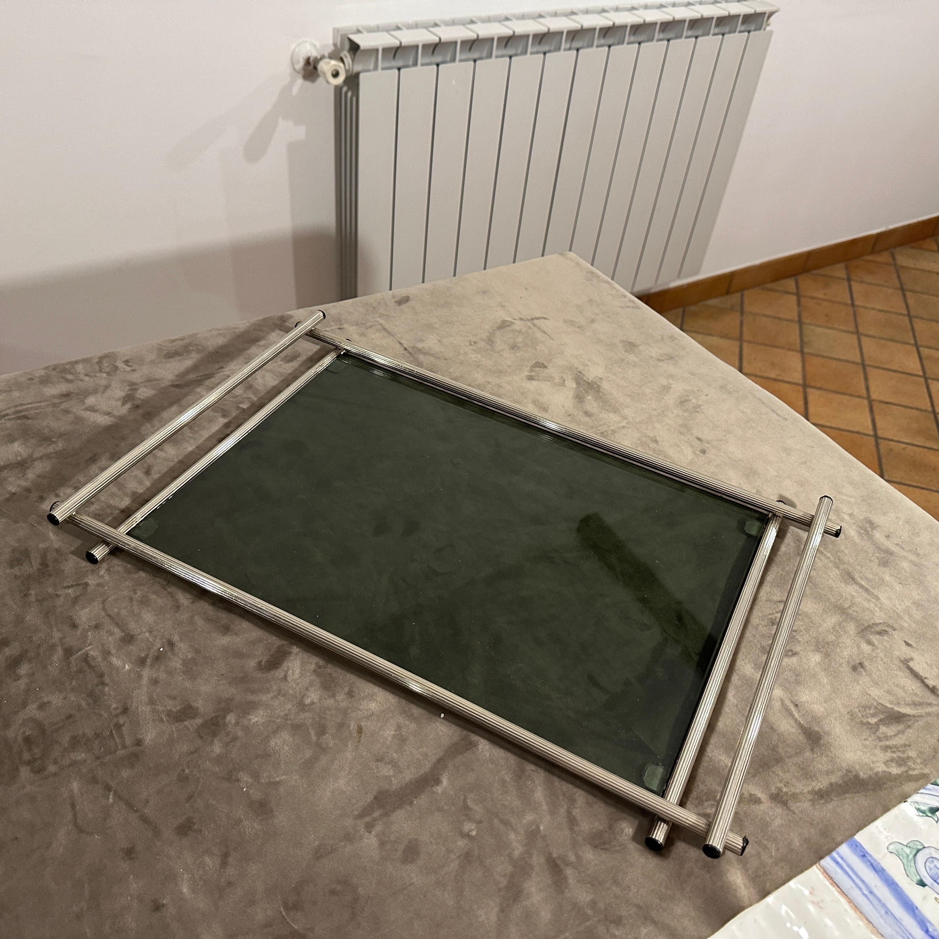 1970er Jahre Modernes italienisches Serviertablett aus versilbertem und grauem Glas (20. Jahrhundert) im Angebot