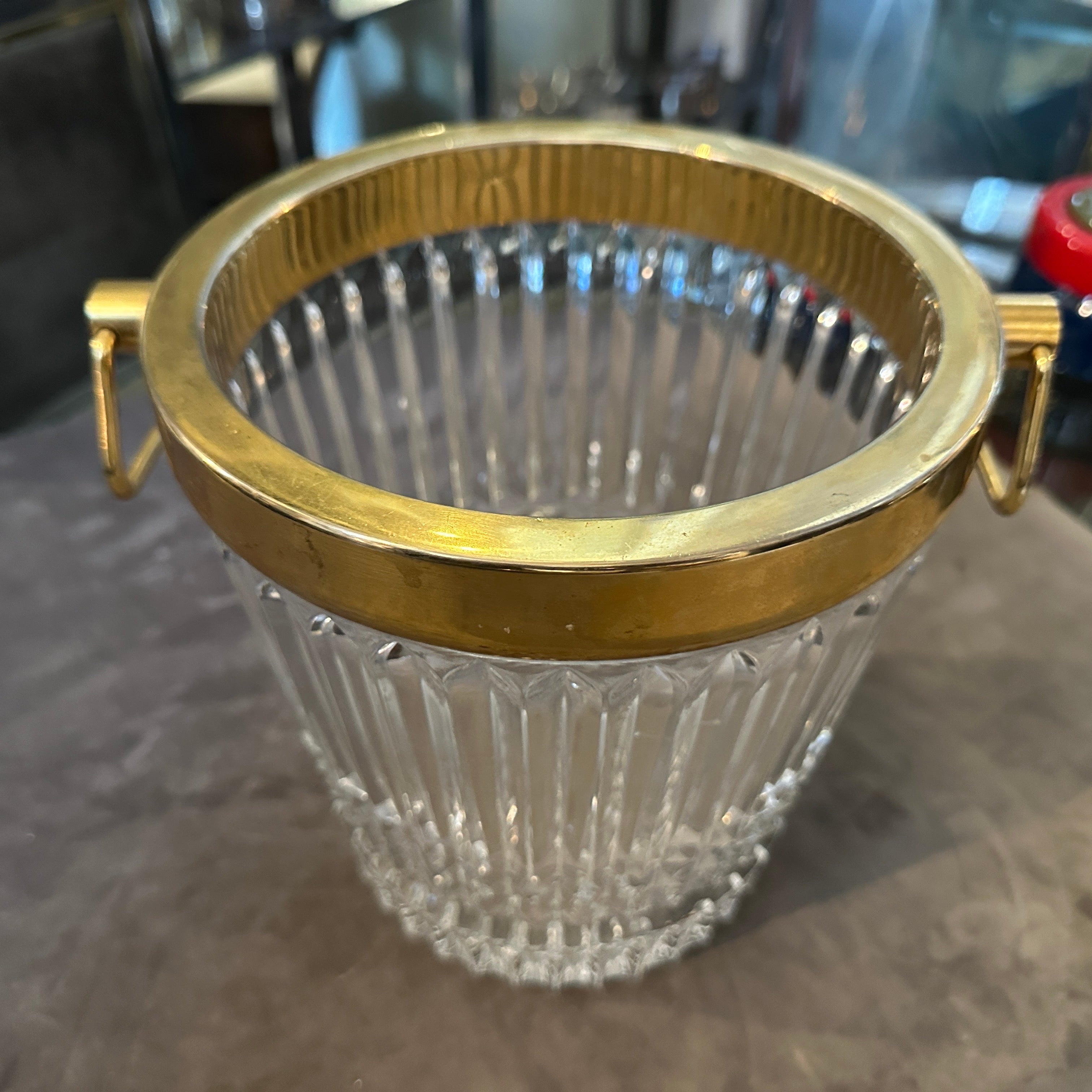 Questo frigorifero da vino francese in Cristallo pesante e placcato oro della metà del secolo scorso è un pezzo forte che incarna la sensibilità del design dell'epoca. Si tratta di un oggetto funzionale elevato a opera d'arte grazie all'uso di