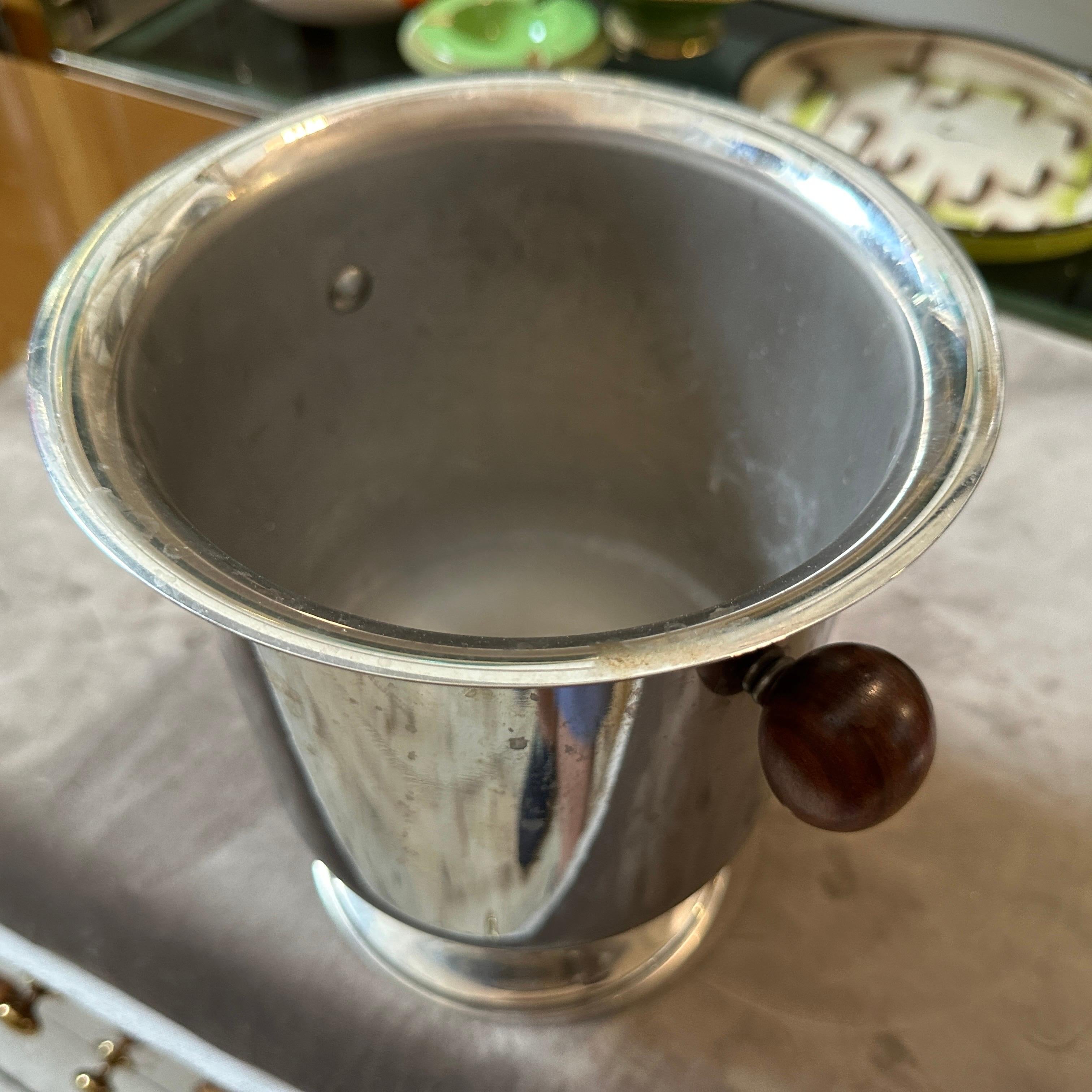 Enfriador de vino italiano moderno de los años 70 con cuerpo de metal plateado y asas de madera en venta 3