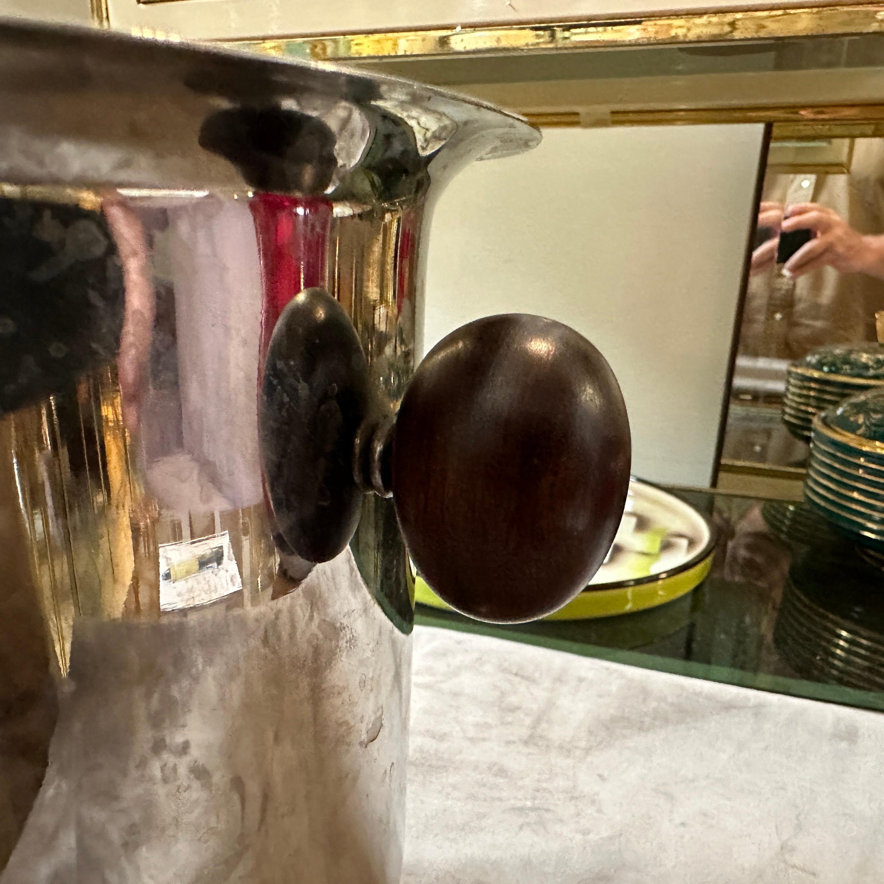 Enfriador de vino italiano moderno de los años 70 con cuerpo de metal plateado y asas de madera Italiano en venta