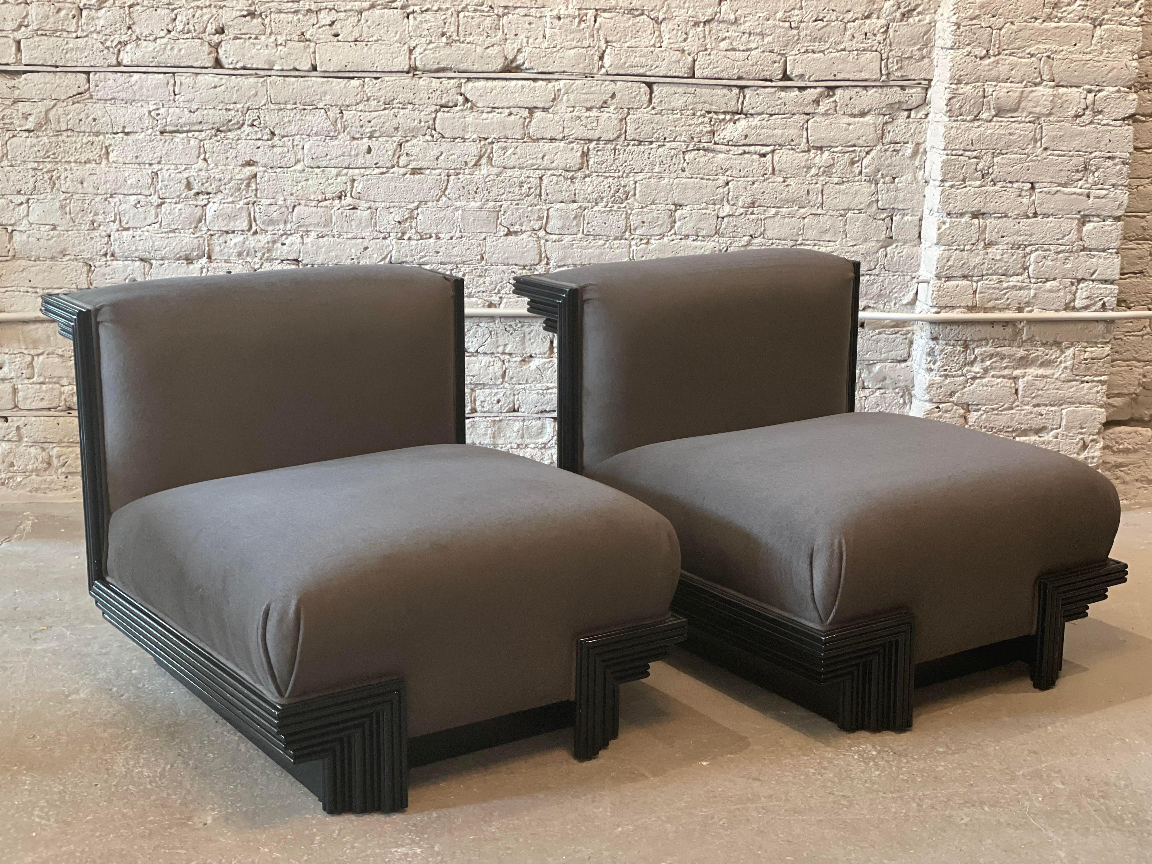 Moderne Sessel ohne Armlehne aus den 1970er Jahren im Stil von James Mont – ein Paar (Moderne der Mitte des Jahrhunderts) im Angebot