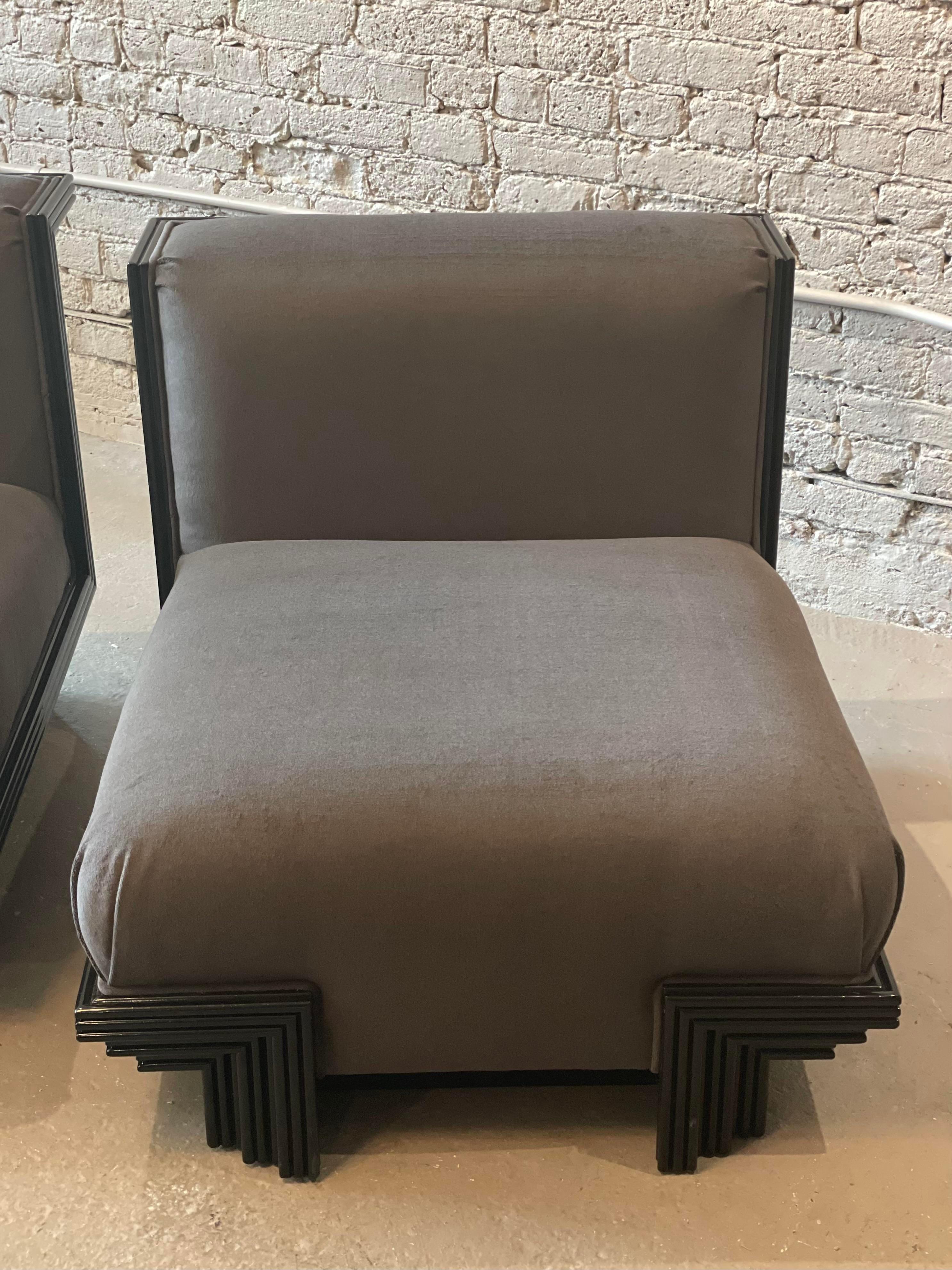 Moderne Sessel ohne Armlehne aus den 1970er Jahren im Stil von James Mont – ein Paar (Ende des 20. Jahrhunderts) im Angebot