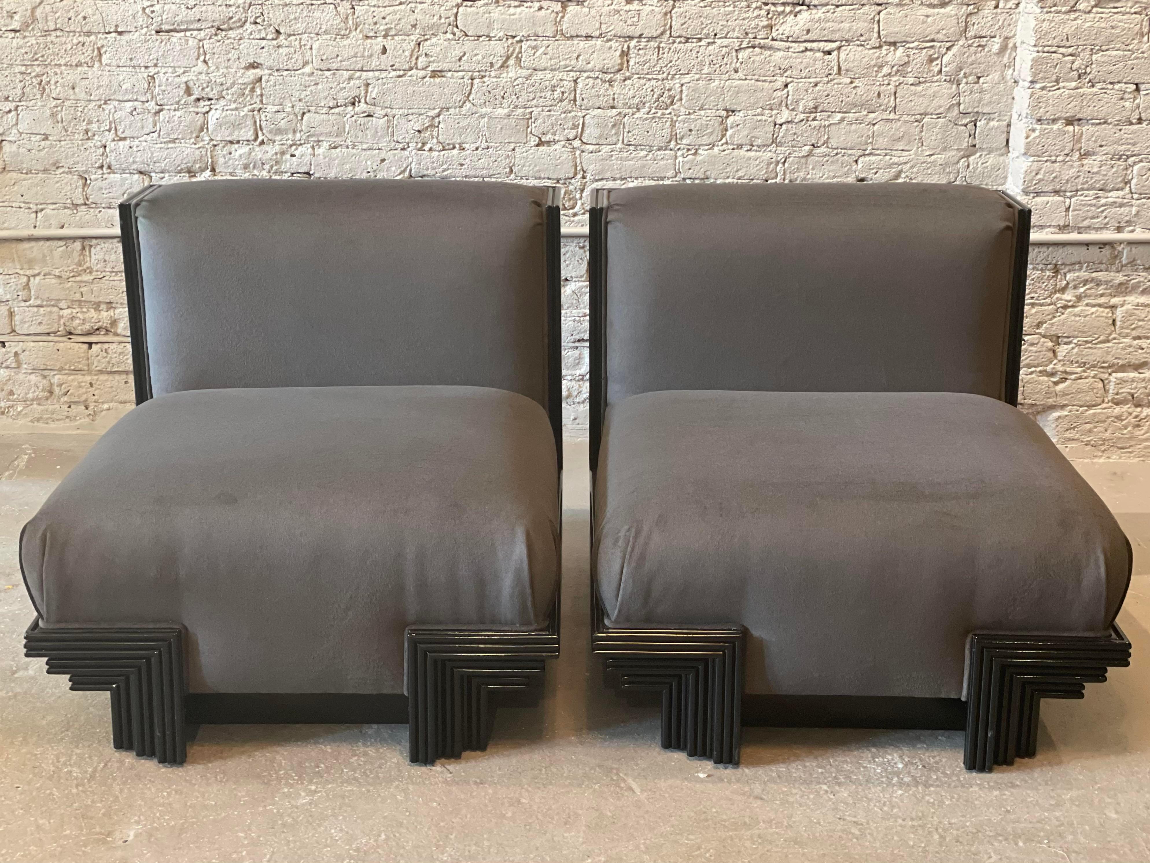 Moderne Sessel ohne Armlehne aus den 1970er Jahren im Stil von James Mont – ein Paar (Samt) im Angebot