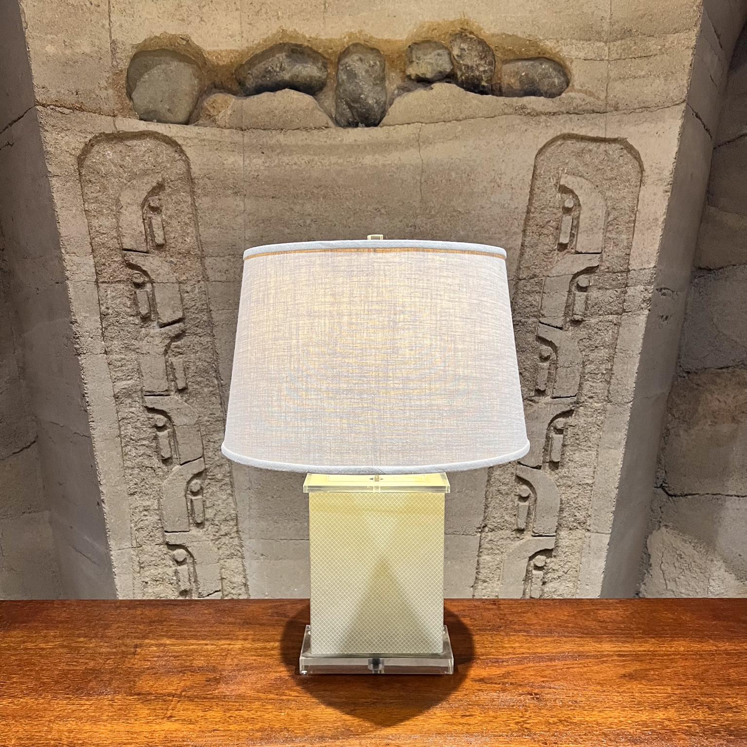 1970s Modern Square Lucite Table Lamp In Good Condition For Sale In Chula Vista, CA