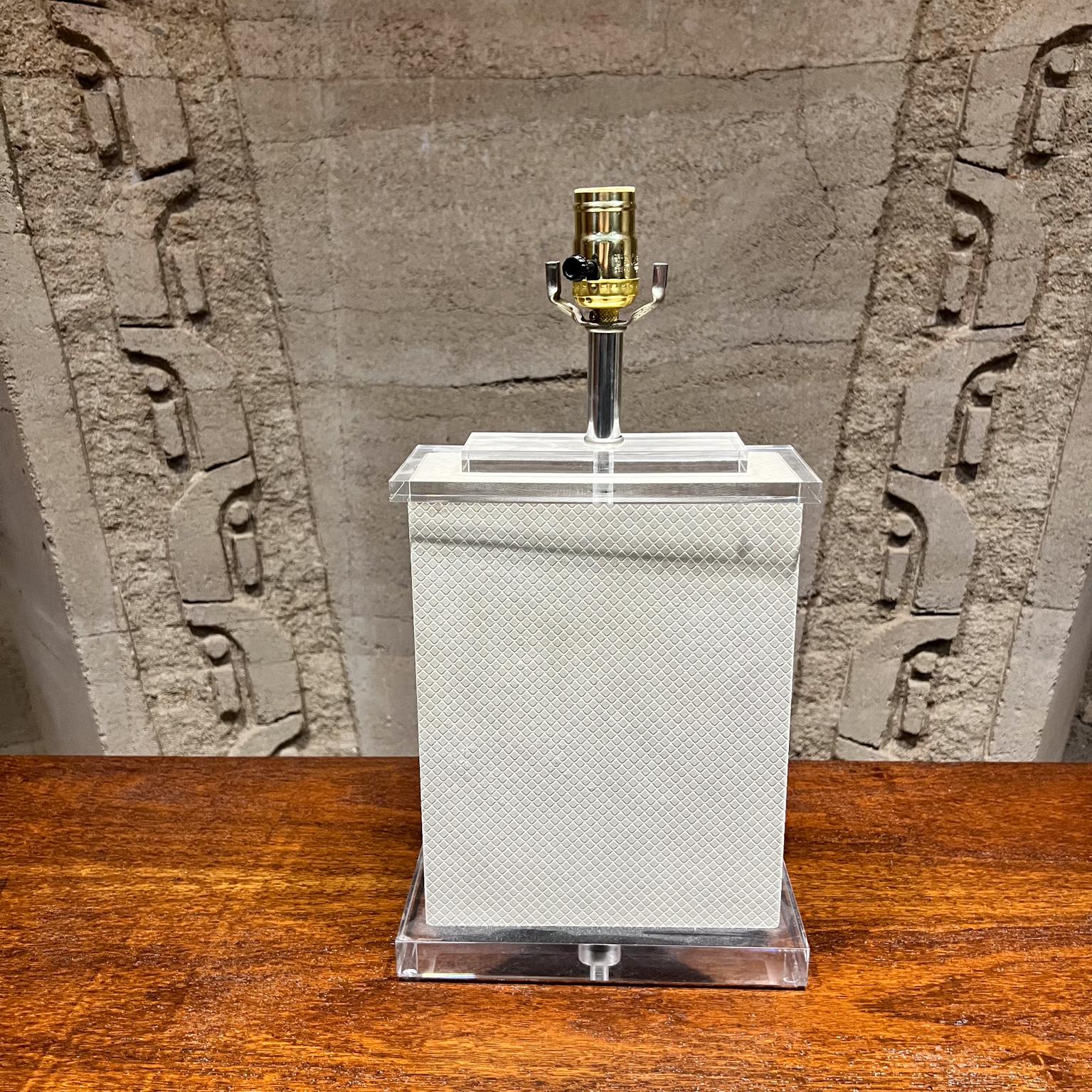 1970s Modern Square Lucite Table Lamp For Sale 3