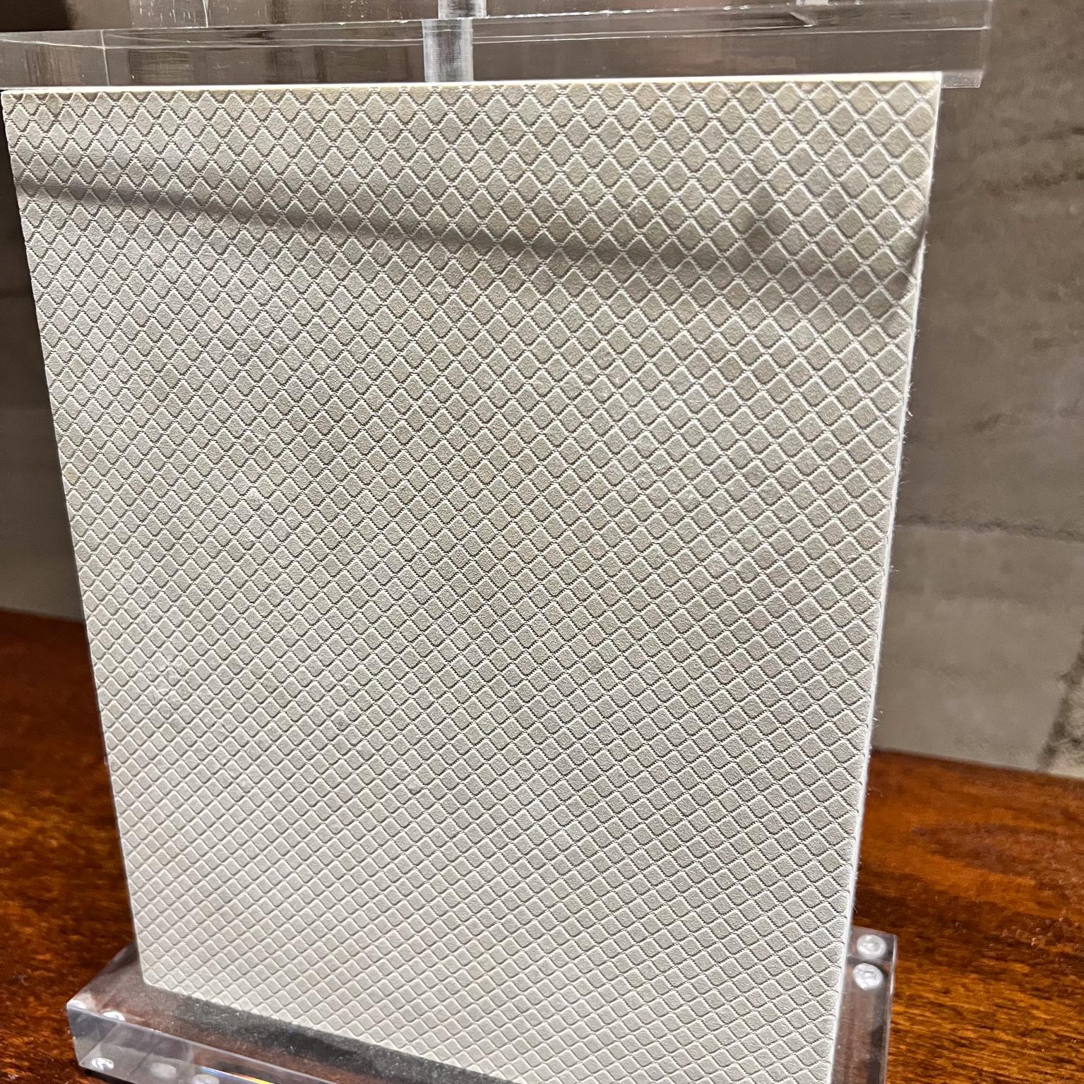 1970s Modern Square Lucite Table Lamp For Sale 4