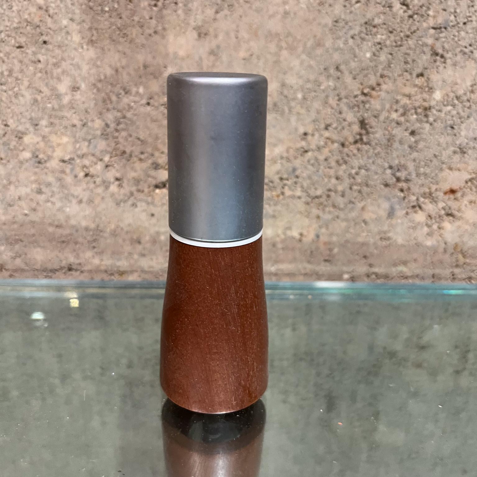 AMBIANIC presents
Modern Design Teak Wood Peppermill Grinder
Aluminum Cap
4.75 H x 1.75 in diameter
Original Preowned unrestored Condition
Refer to images please.