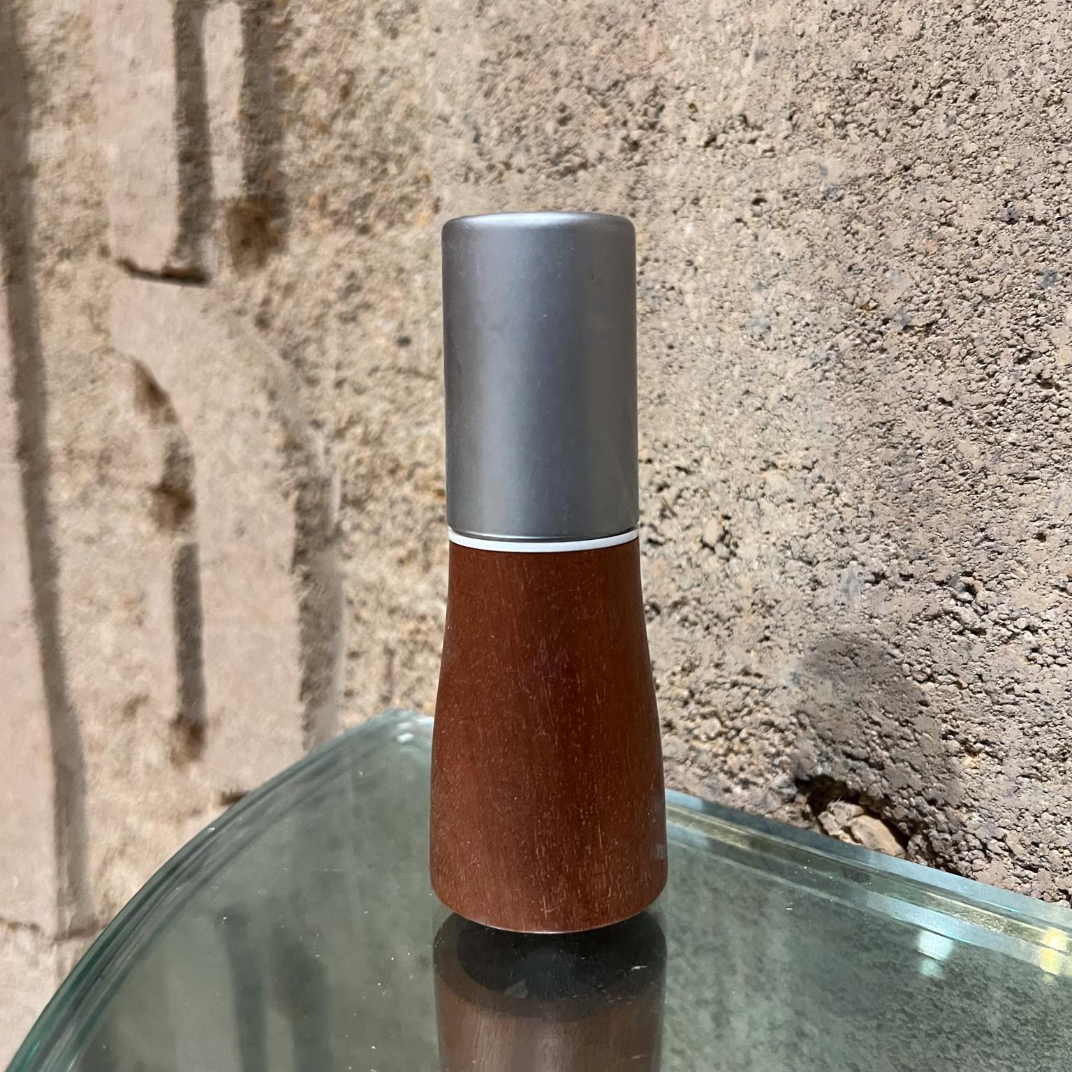 1970s Modern Teak Pepper Mill Grinder In Good Condition For Sale In Chula Vista, CA