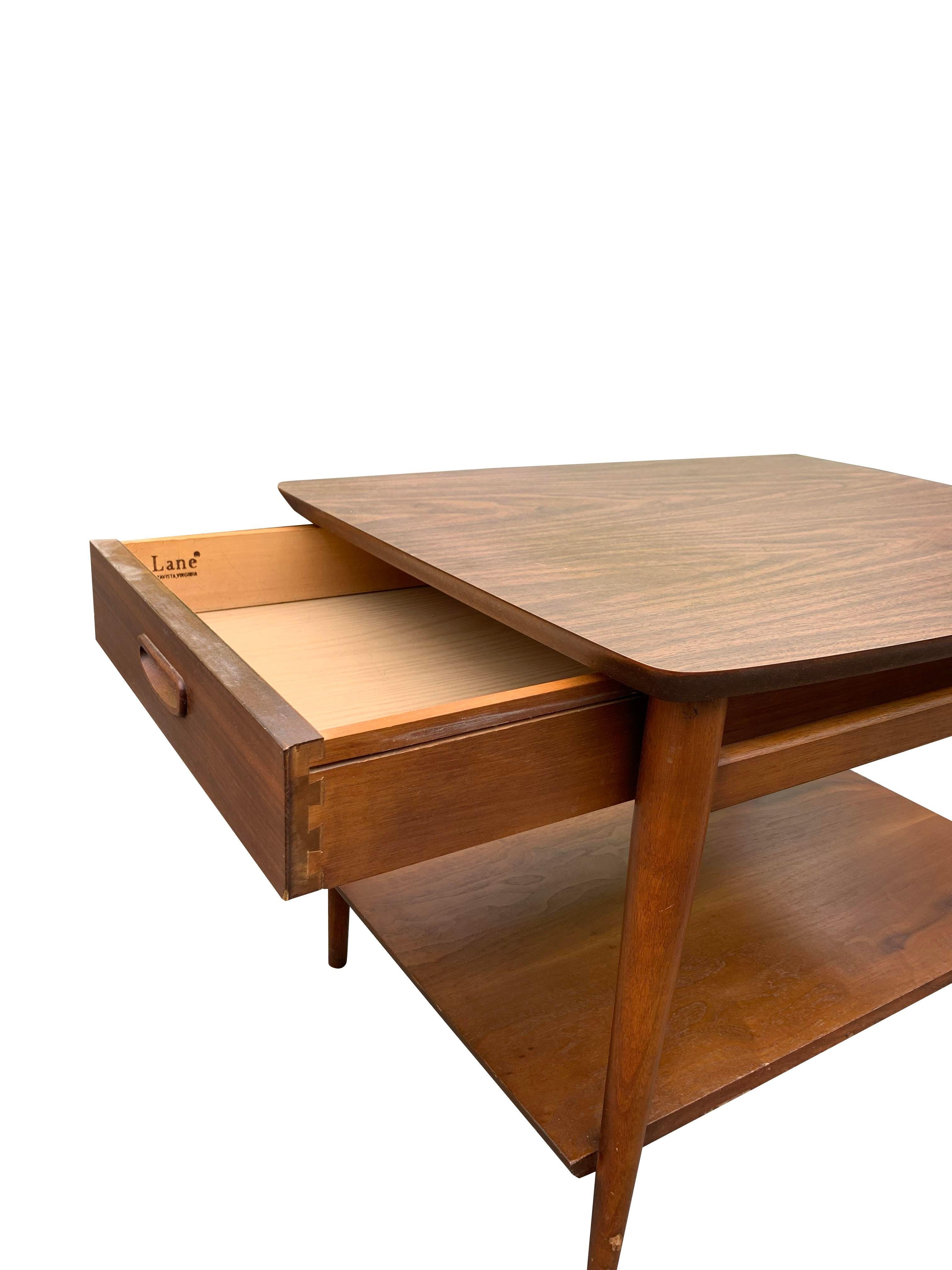 Vintage Modern Lane's Alta Vista Side End Table oder Nachttisch.

Verleihen Sie Ihrem Zuhause einen Hauch von moderner Eleganz mit diesem atemberaubenden Lane's Alta Vista Beistelltisch oder Nachttisch aus der Mitte des Jahrhunderts. Dieses