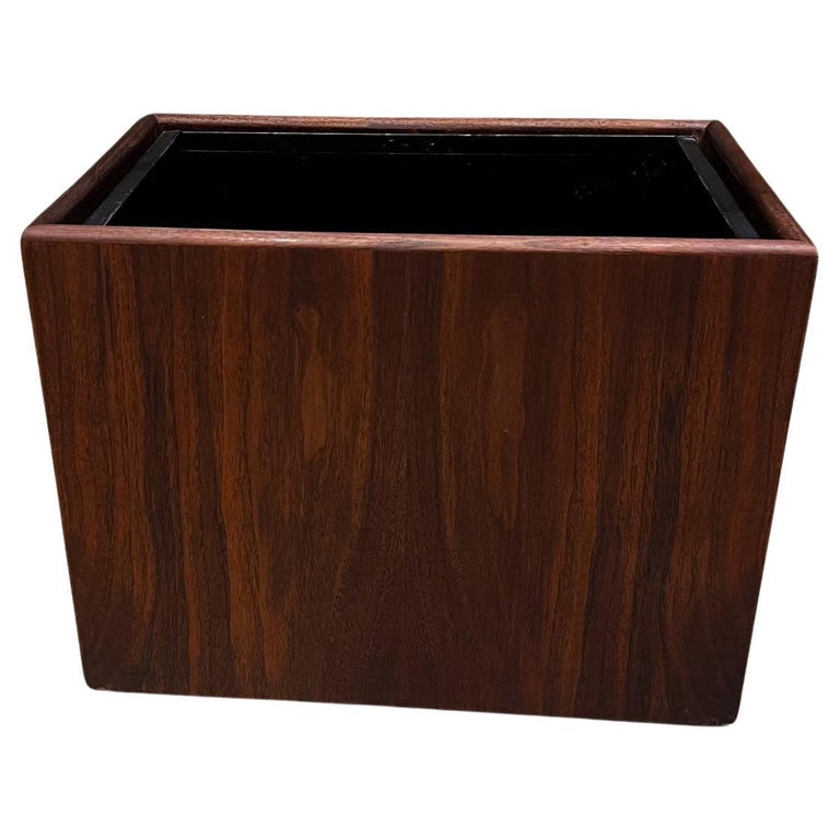 https://a.1stdibscdn.com/1970s-modern-walnut-wood-planter-box-or-waste-basket-for-sale/f_9715/f_363881421696013212649/f_36388142_1696013212966_bg_processed.jpg?width=768