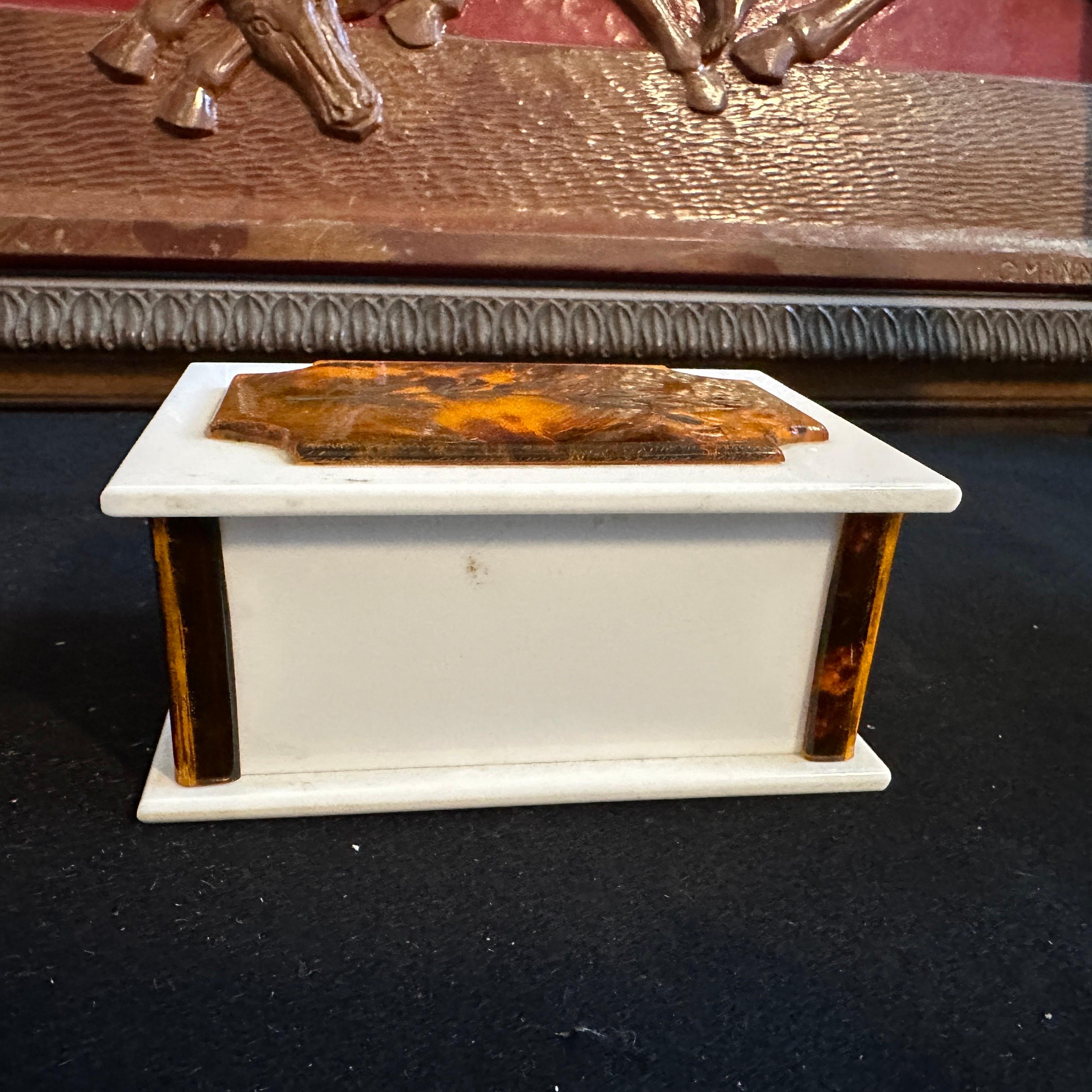 Italiano Cassetta di cortesia moderna degli anni '70 in lucite bianca e finto guscio di tartaruga in vendita